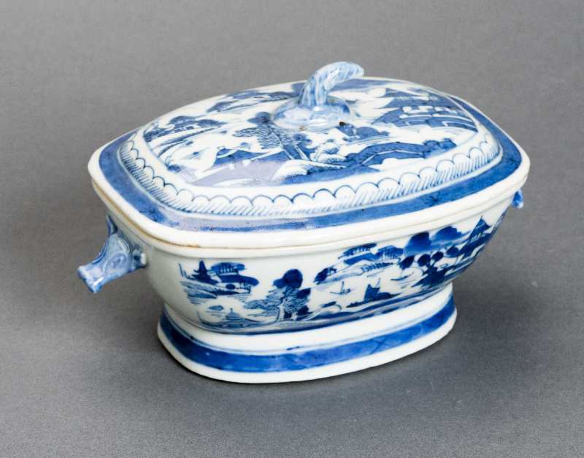 DECKELSCHALE Blauweiß-Porzellan. China, Qing-Dynastie, 19. Jh. Diese sehr ansprechende oval- - Bild 2 aus 6