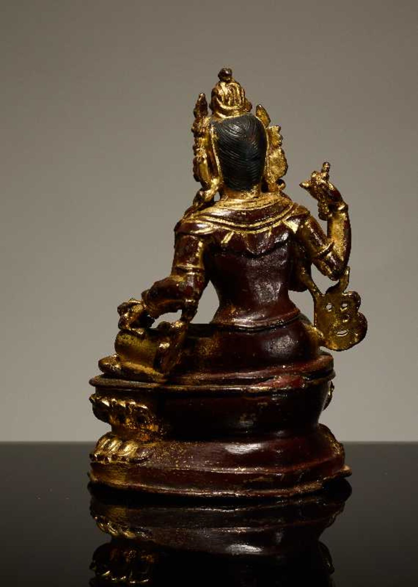 SHADAKSHARI LOKESHVARA Vergoldete Bronze. Tibet, ca. 18. bis 19. Jh. Der vierarmige Bodhisattva - Image 5 of 7