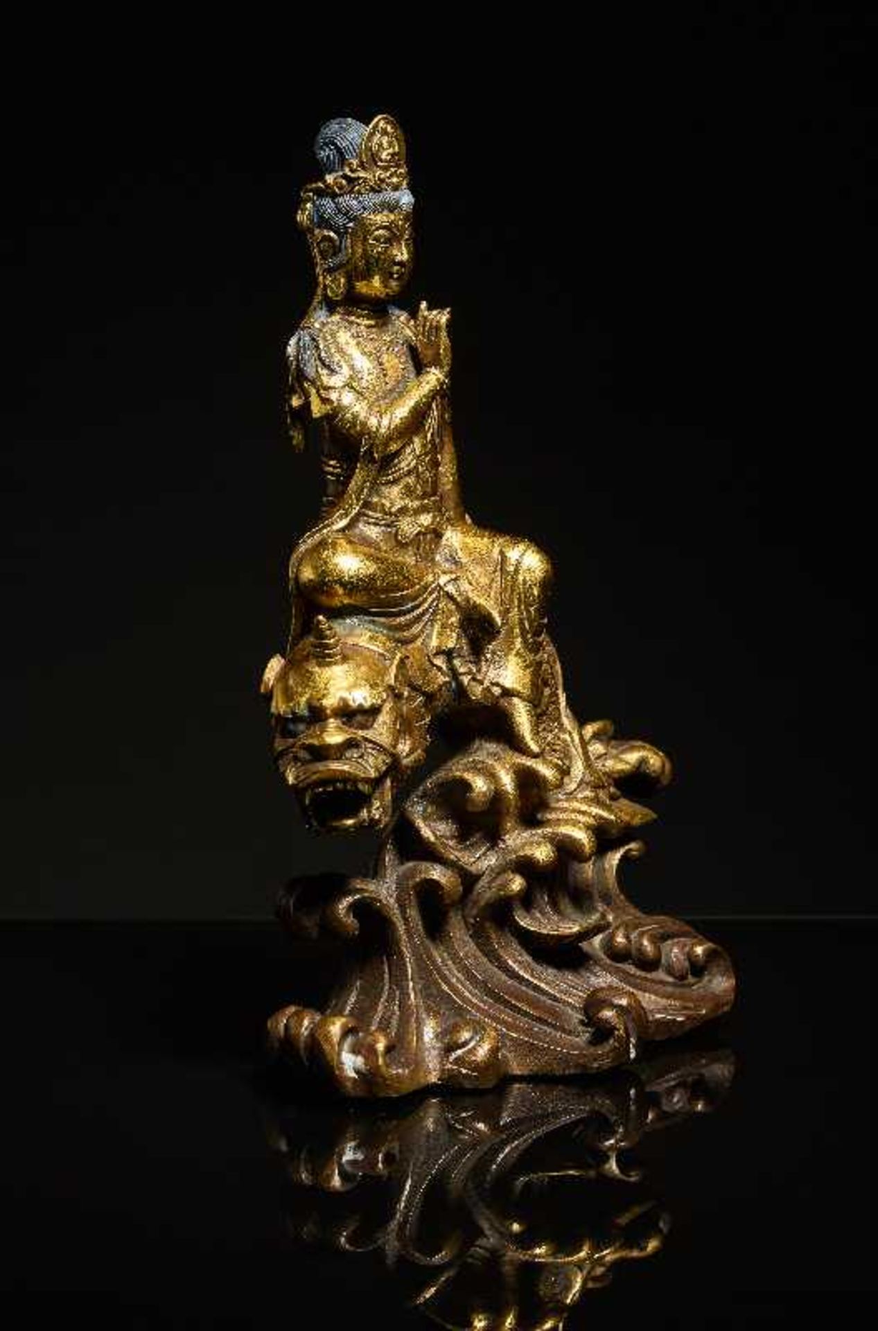 AUF DRACHENFISCH THRONENDE GUANYIN Bronze mit Feuervergoldung. China, späte Qing bis Republik - Image 4 of 7