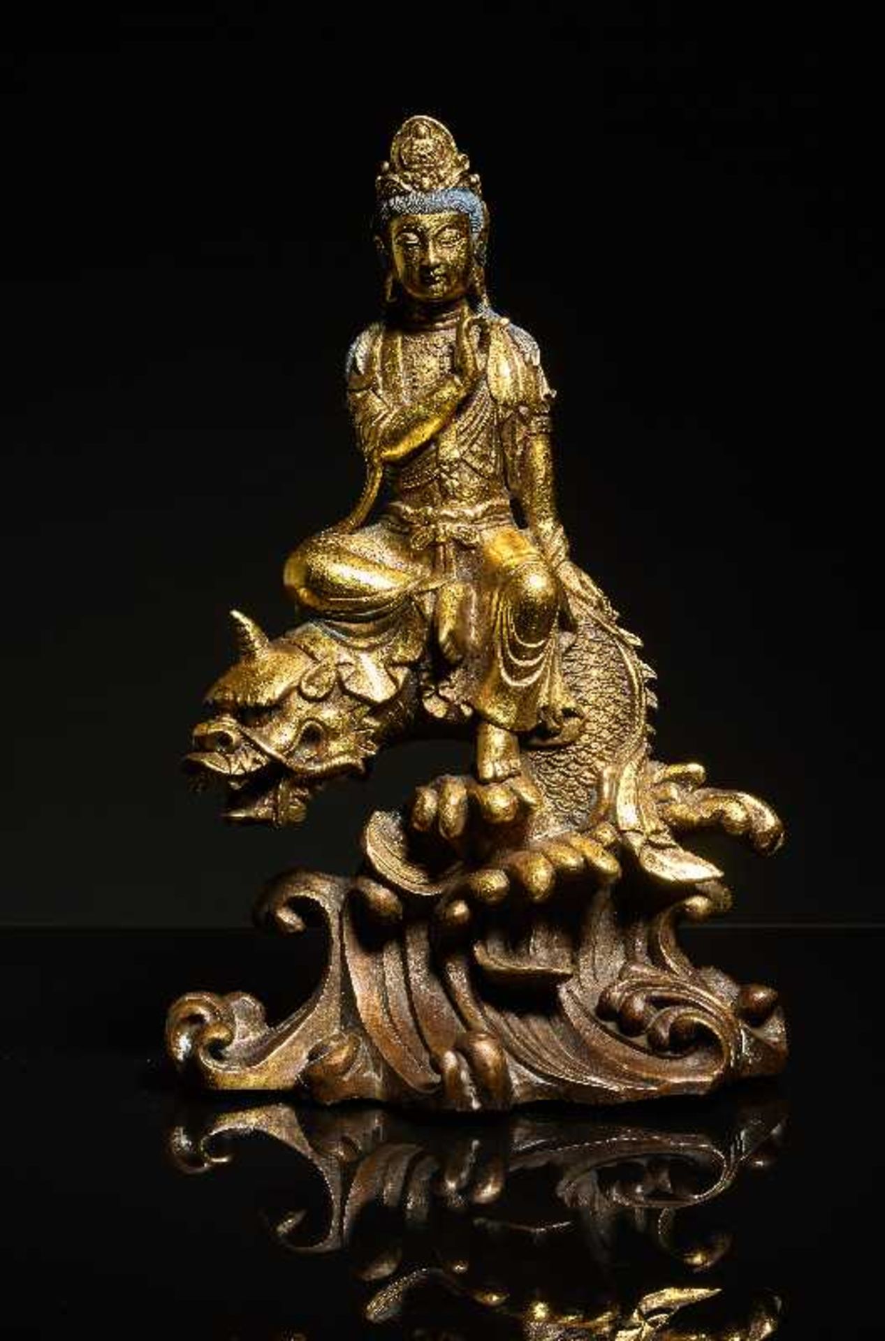 AUF DRACHENFISCH THRONENDE GUANYIN Bronze mit Feuervergoldung. China, späte Qing bis Republik