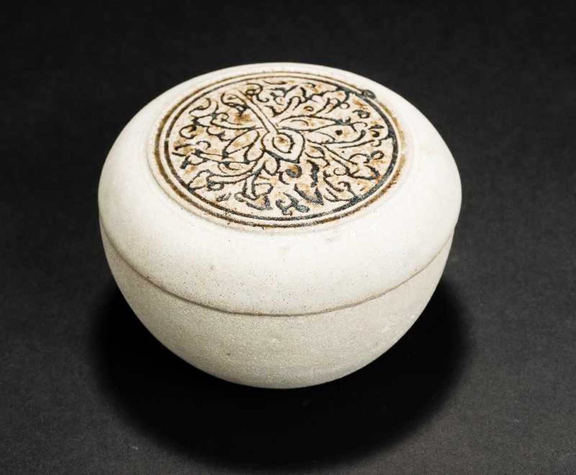 DECKELDOSE MIT BLÜTENDEKORTeilglasierte Keramik. China, Cizhou, Song-Zeit, ca. 10. bis 12. Jh.Dieses