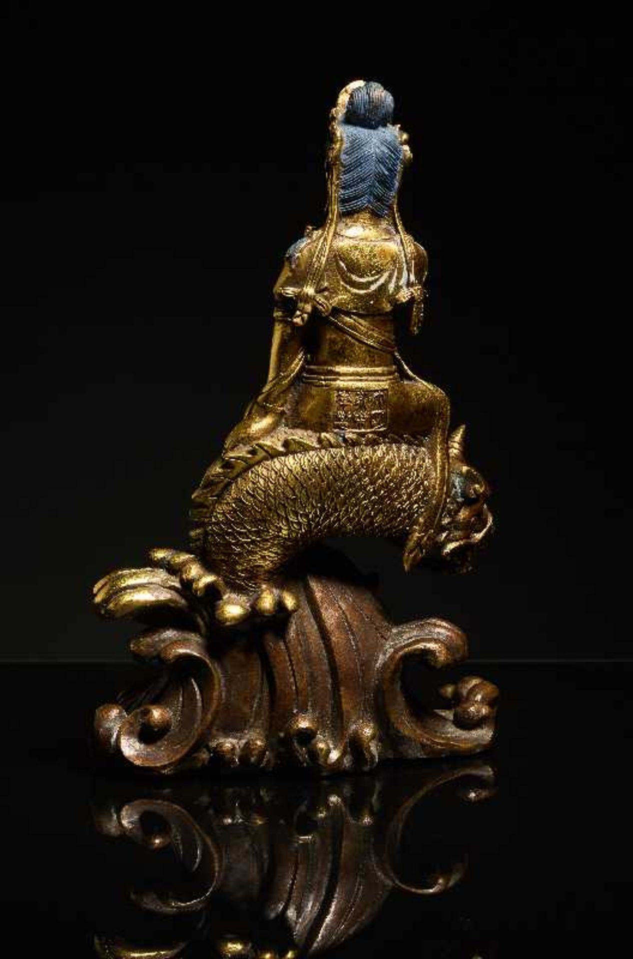 AUF DRACHENFISCH THRONENDE GUANYIN Bronze mit Feuervergoldung. China, späte Qing bis Republik - Bild 5 aus 7