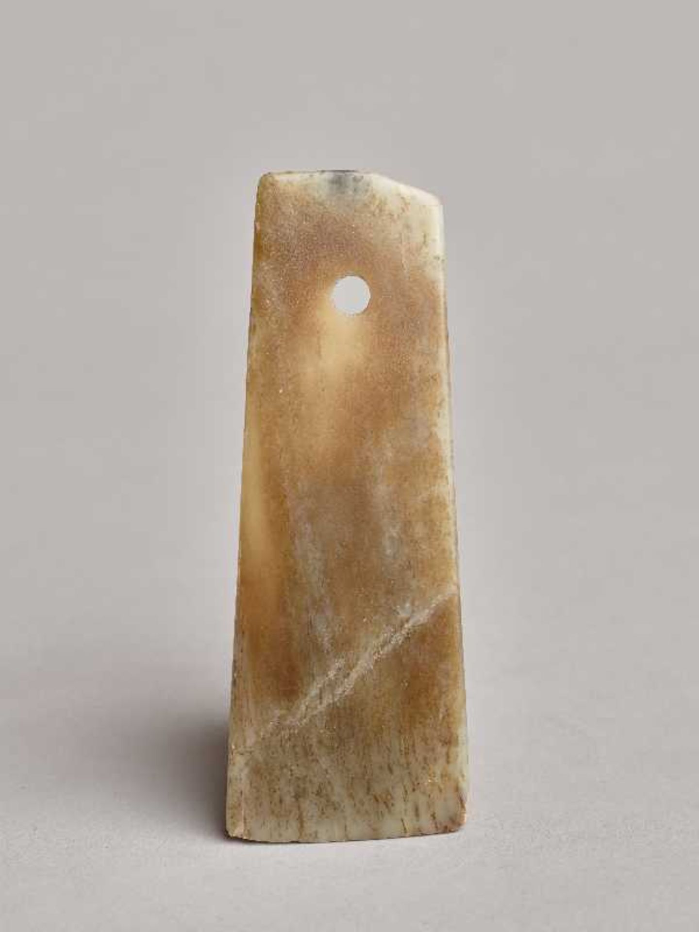 AXT BEN Jade. China, spät-neolithische Qijia-Kultur, ca. 2400 bis 1900 vor Schmälere Form einer - Image 2 of 4