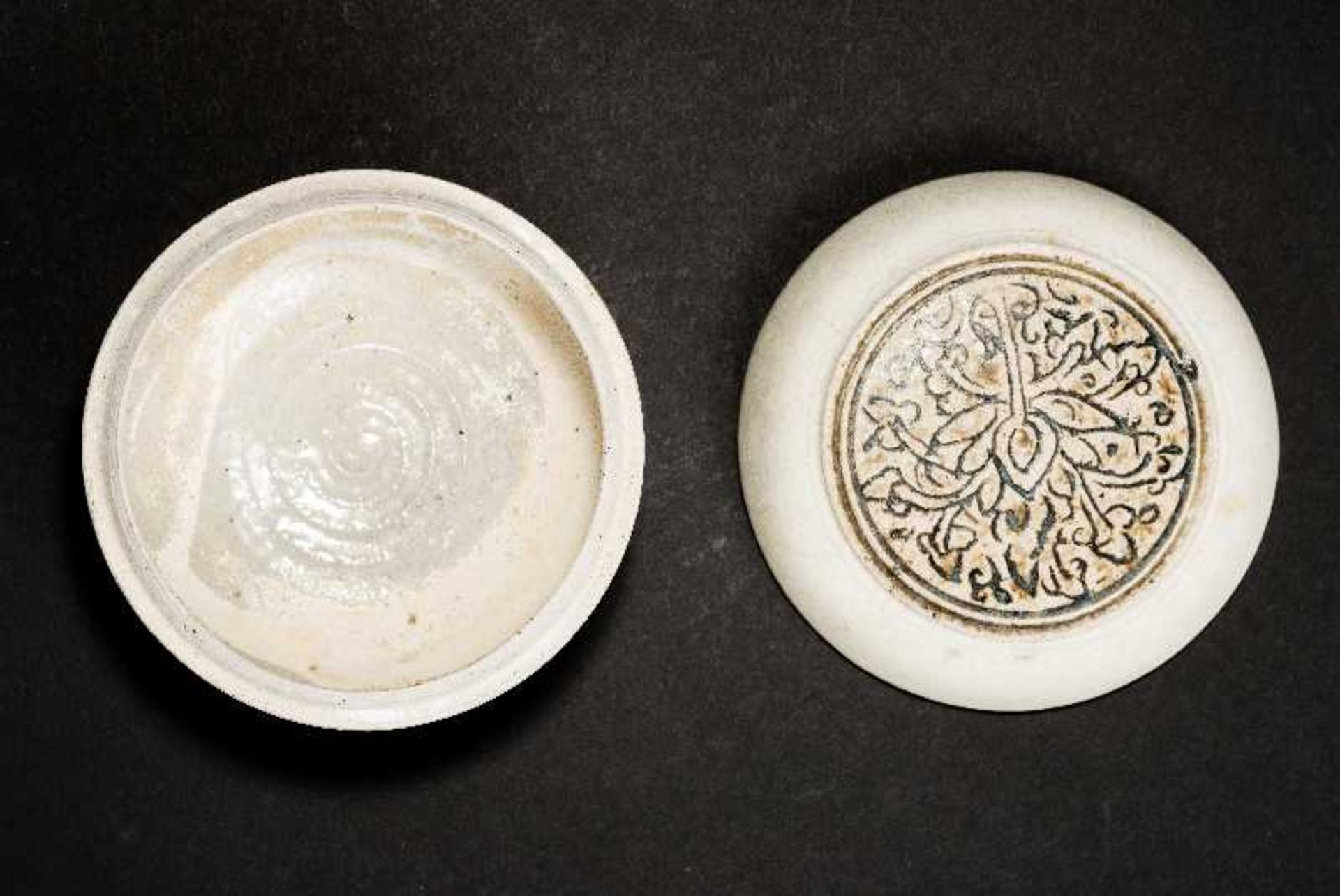 DECKELDOSE MIT BLÜTENDEKORTeilglasierte Keramik. China, Cizhou, Song-Zeit, ca. 10. bis 12. Jh.Dieses - Image 4 of 5