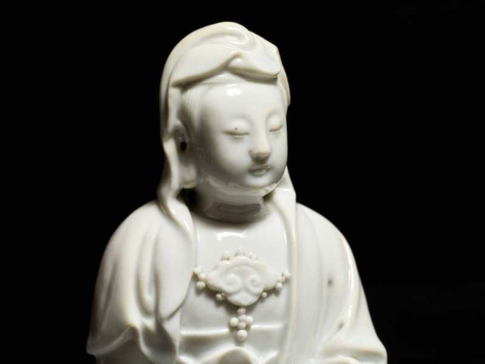 GÖTTIN GUANYINBlanc de Chine-Porzellan. China, Qing, ca. 18. Jh.Sitzende Guanyin, die dem - Image 7 of 7