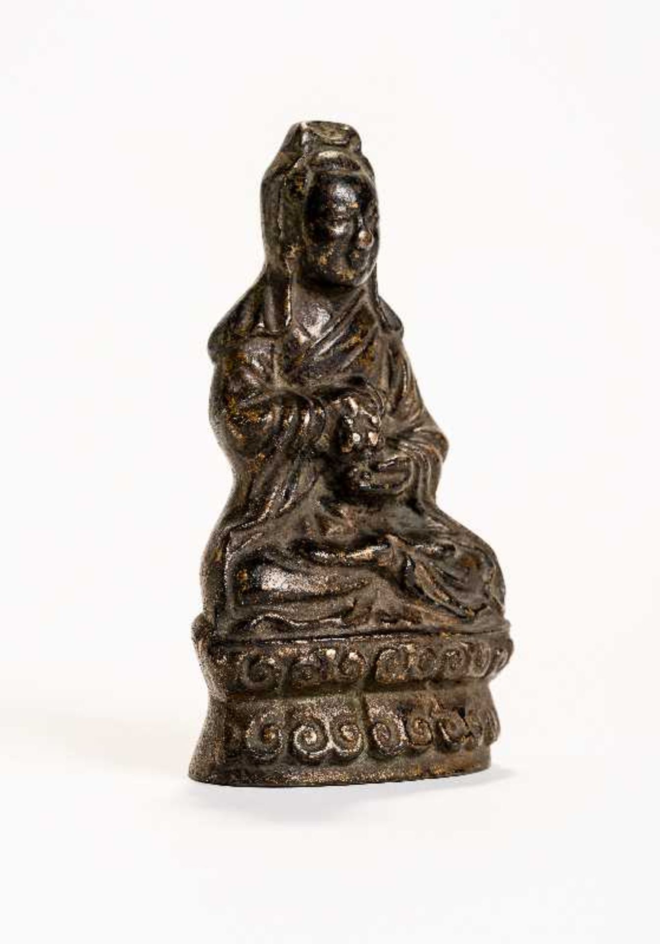 SITZENDE GÖTTIN GUANYIN Bronze. China, Qing, ca. 17. bis 18. Jh. Mit rückseitiger Inschrift. Eine - Bild 3 aus 5