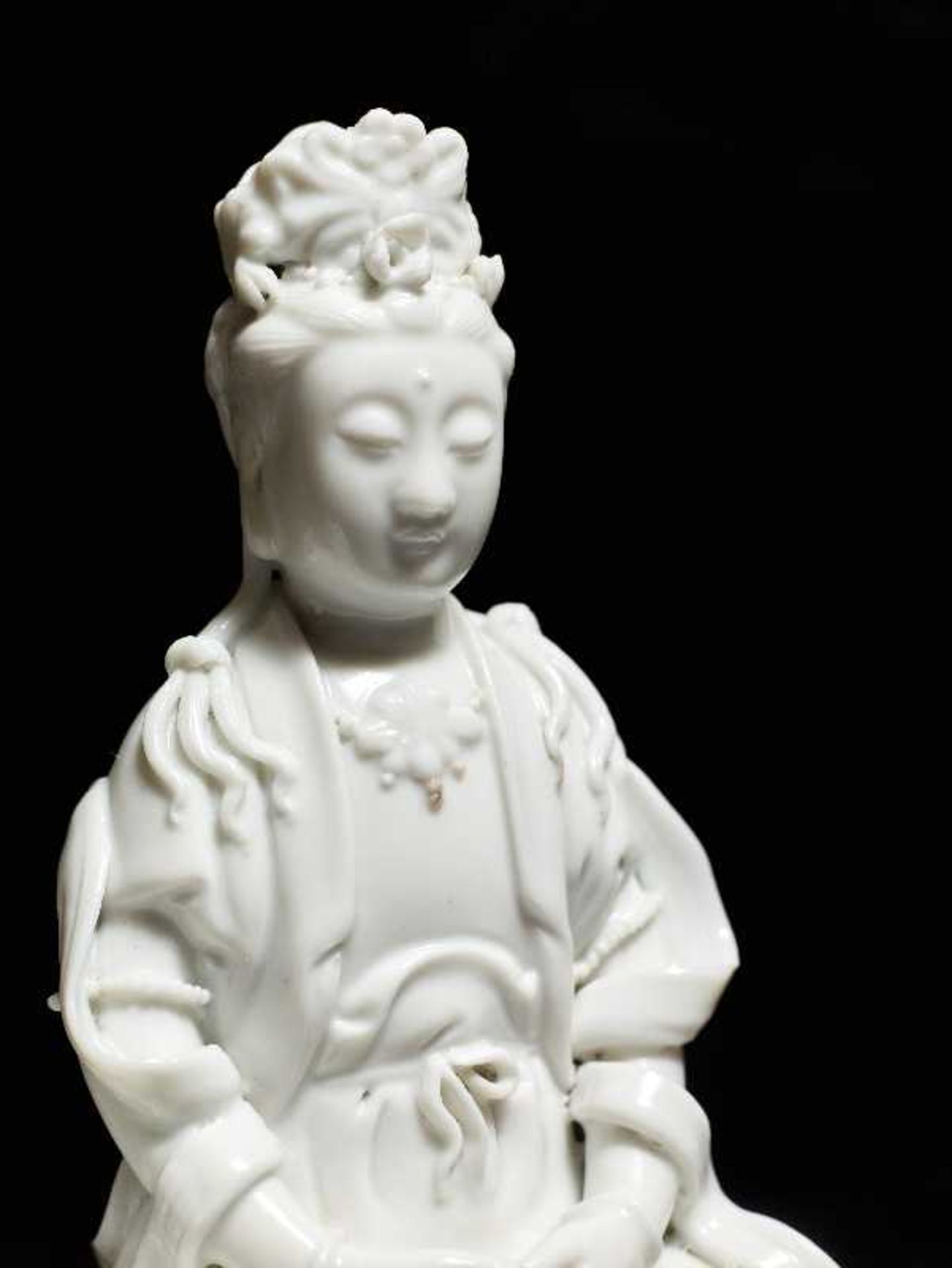 ATTRAKTIVES BLANC DE CHINEFIGURENPAARBlanc de Chine-Porzellan. China, Qing-Dynastie (1644 – 1911) - Image 10 of 11