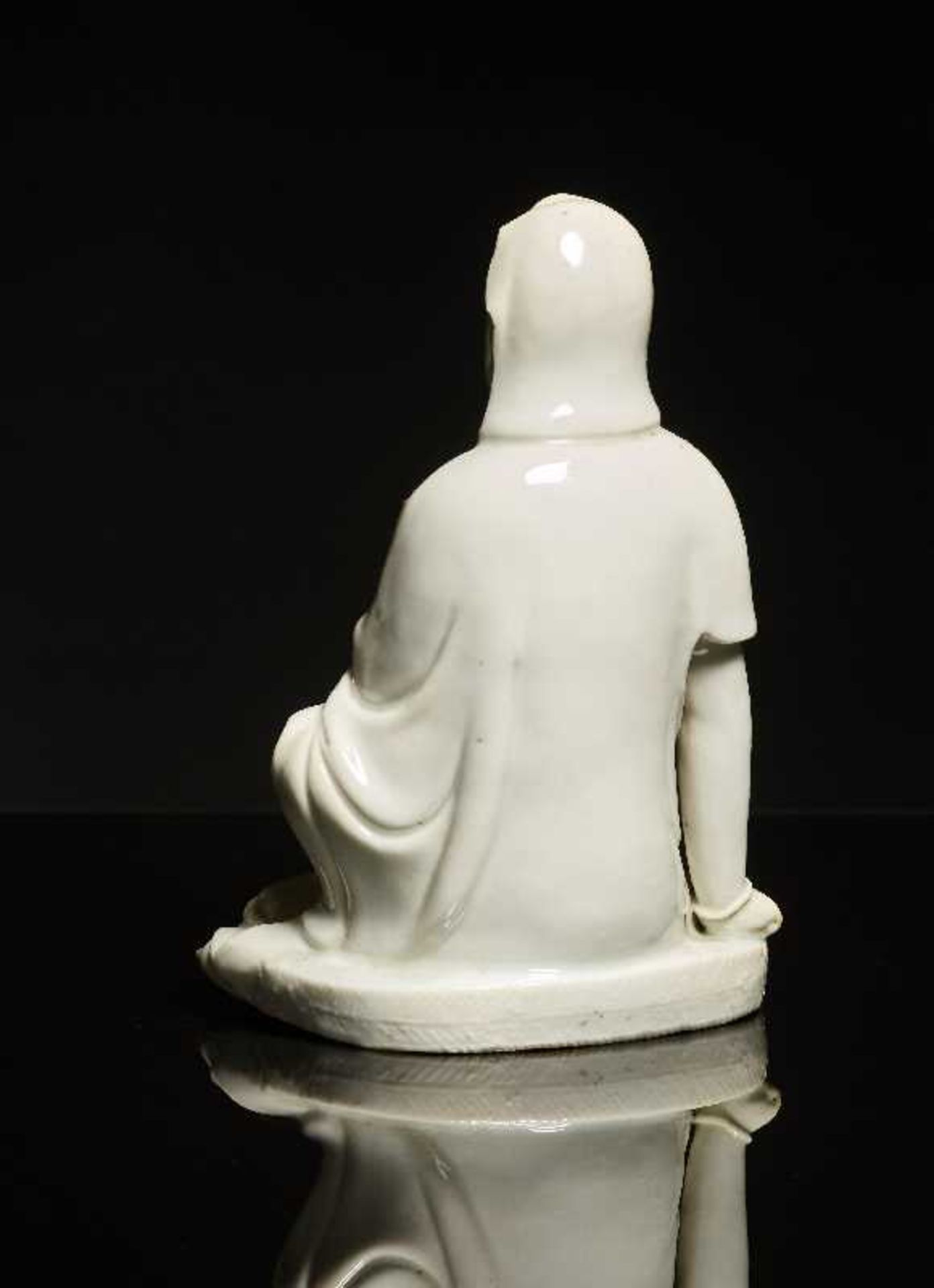 GÖTTIN GUANYINBlanc de Chine-Porzellan. China, Qing, ca. 18. Jh.Sitzende Guanyin, die dem - Image 5 of 7