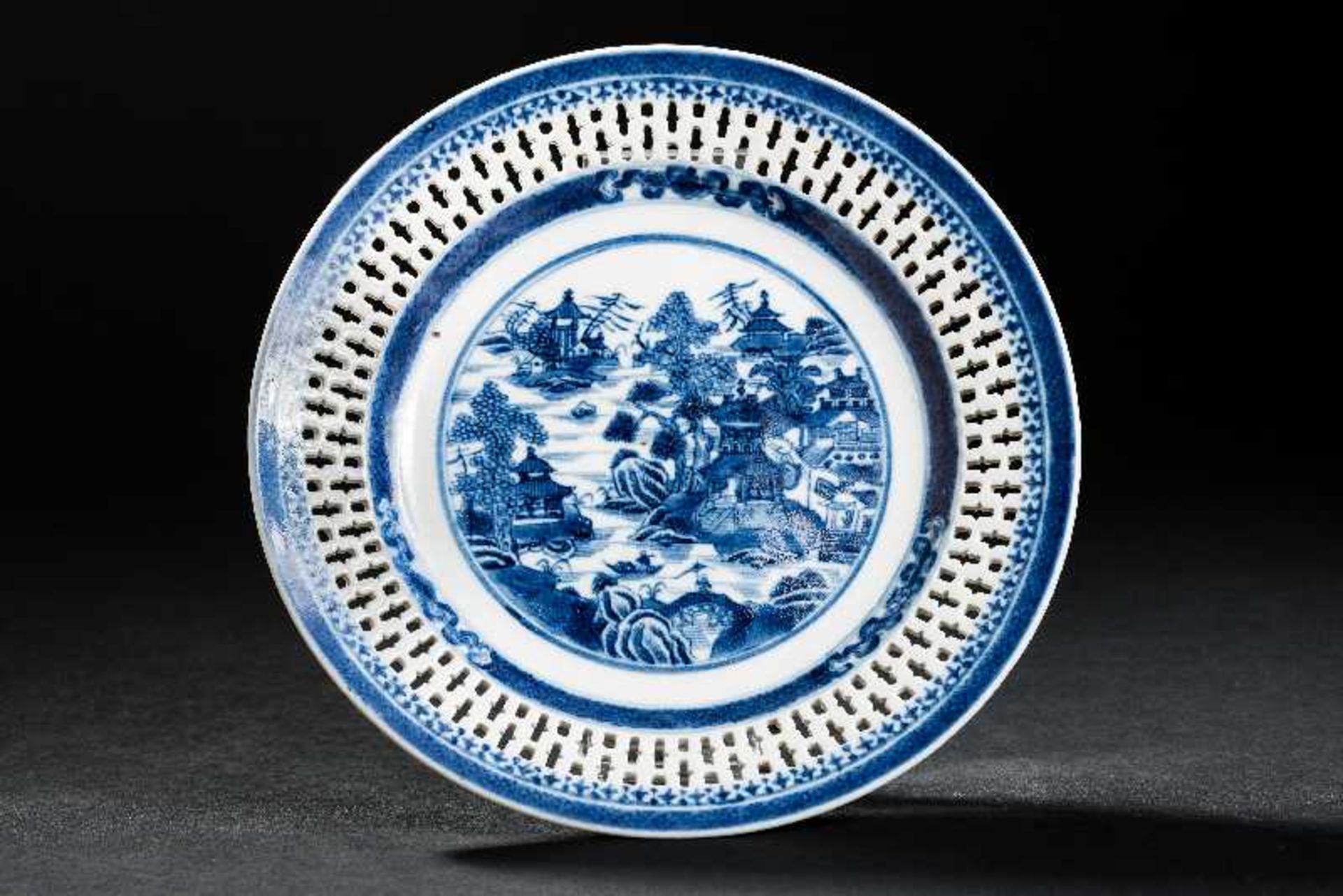 DEKORATIVER TELLER MIT TEMPELLANDSCHAFT Blauweiß-Porzellan. China, Jiaqing-Periode der Qing-