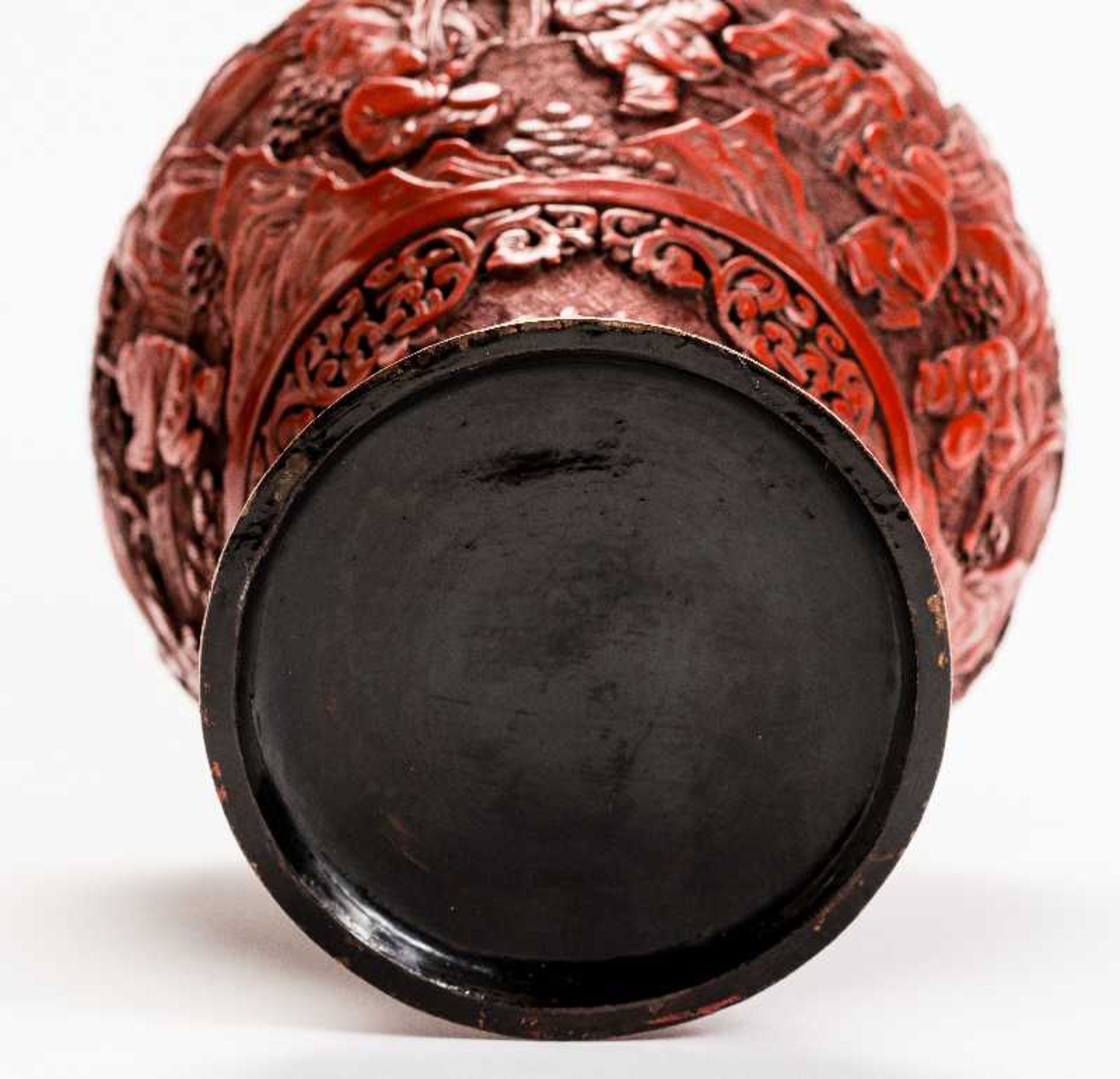 VASE MIT GESCHNITZTEM ROTLACK Rotlack, Metall. China, Qing-Dynastie (1644 – 1911) Sehr dicht mit - Image 4 of 8