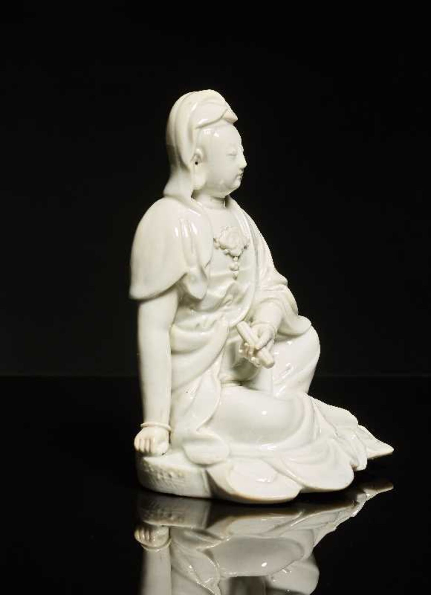 GÖTTIN GUANYINBlanc de Chine-Porzellan. China, Qing, ca. 18. Jh.Sitzende Guanyin, die dem - Image 4 of 7