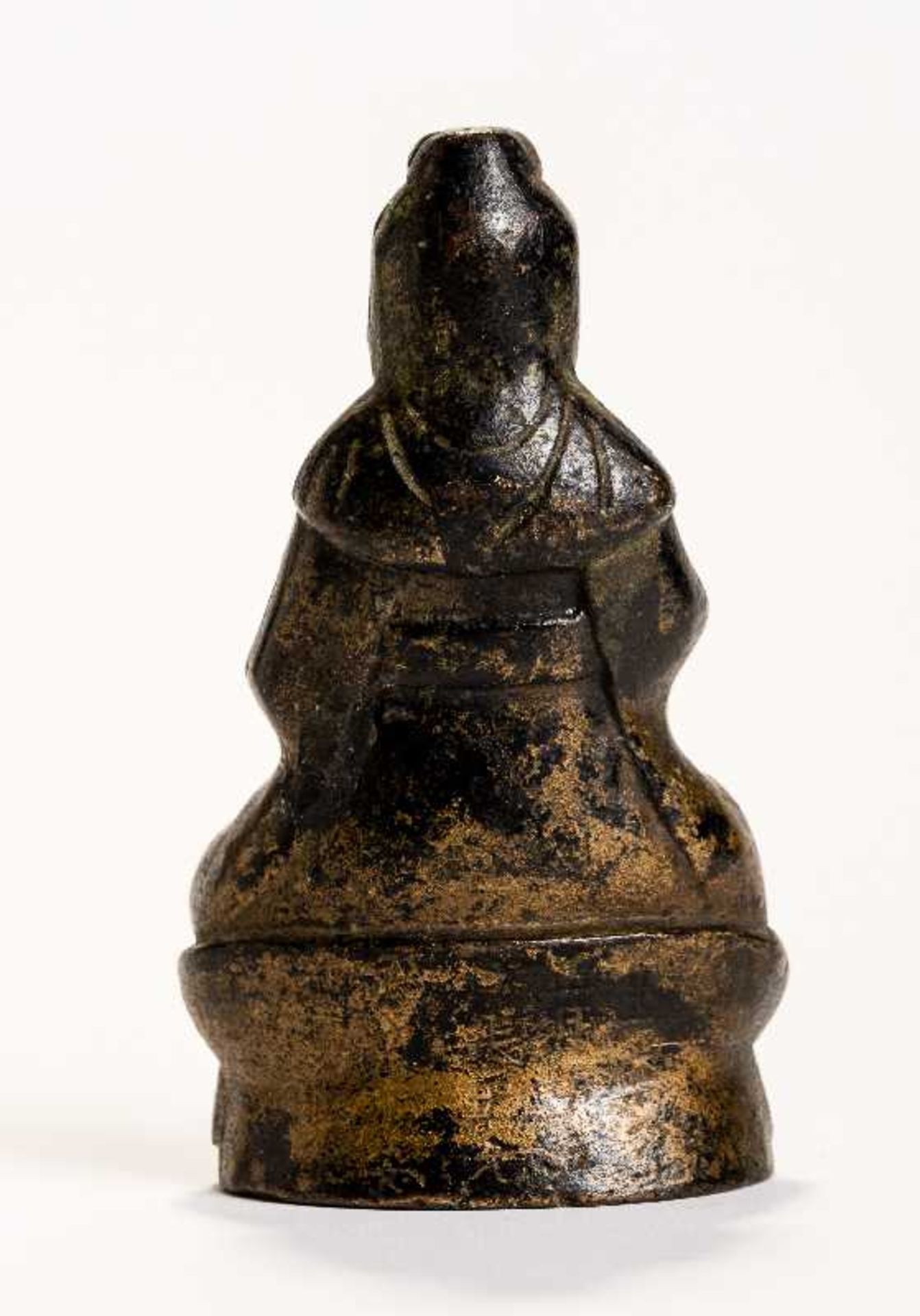 SITZENDE GÖTTIN GUANYIN Bronze. China, Qing, ca. 17. bis 18. Jh. Mit rückseitiger Inschrift. Eine - Image 4 of 5