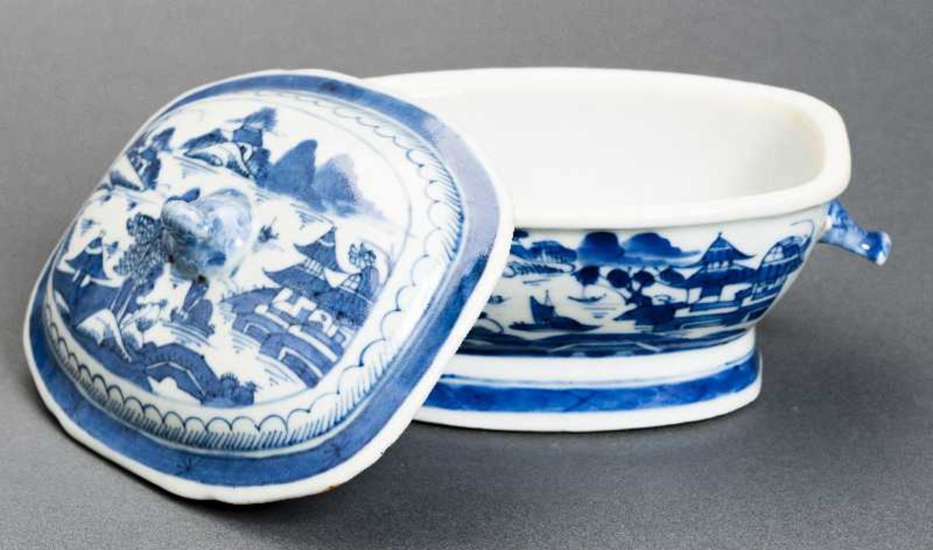 DECKELSCHALE Blauweiß-Porzellan. China, Qing-Dynastie, 19. Jh. Diese sehr ansprechende oval- - Bild 6 aus 6