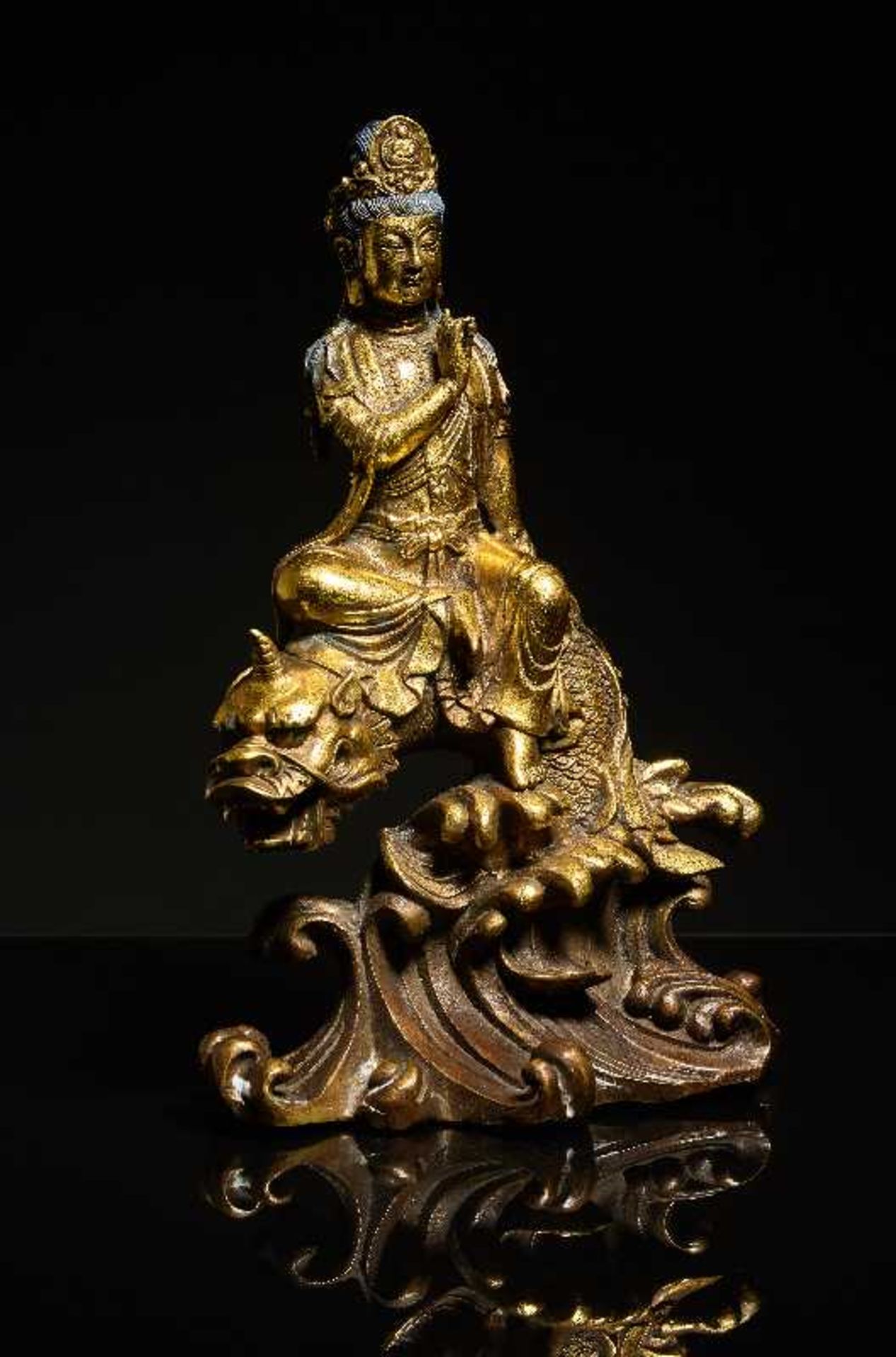 AUF DRACHENFISCH THRONENDE GUANYIN Bronze mit Feuervergoldung. China, späte Qing bis Republik - Image 2 of 7