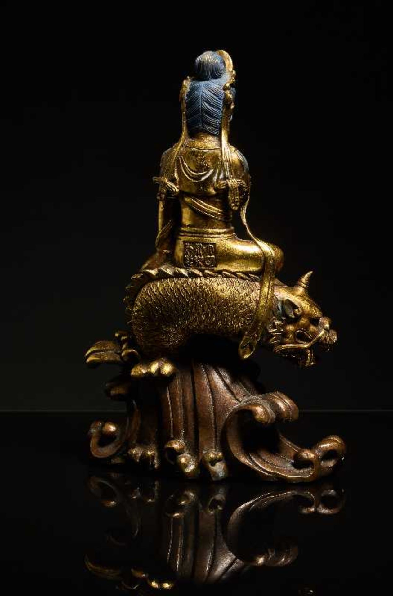 AUF DRACHENFISCH THRONENDE GUANYIN Bronze mit Feuervergoldung. China, späte Qing bis Republik - Bild 6 aus 7