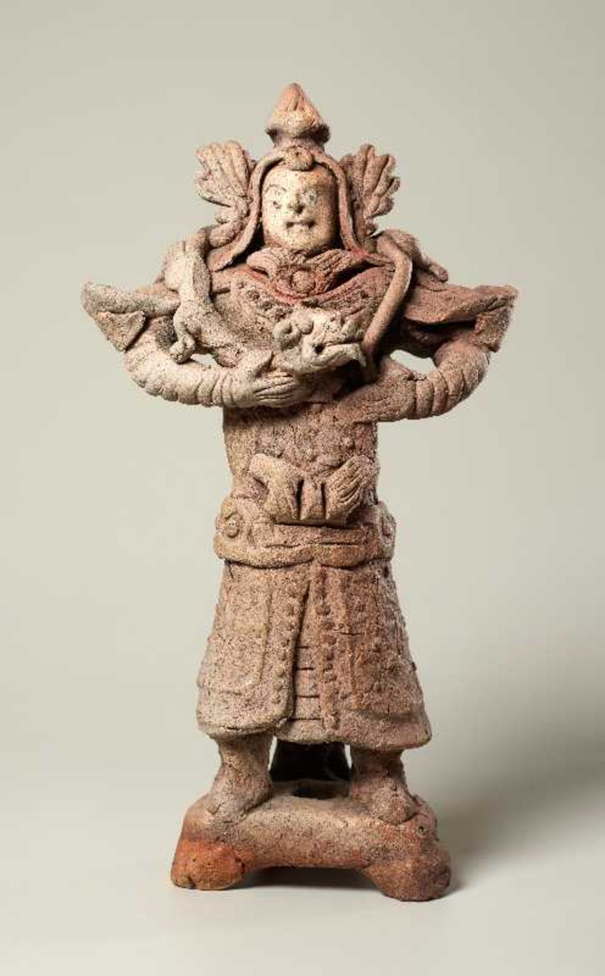 TRUTZIGER GRABWÄCHTER MIT SCHLANGE Terrakotta. China, Yuan-Dynastie (ca. 14. Jh.) Witzig geformt,