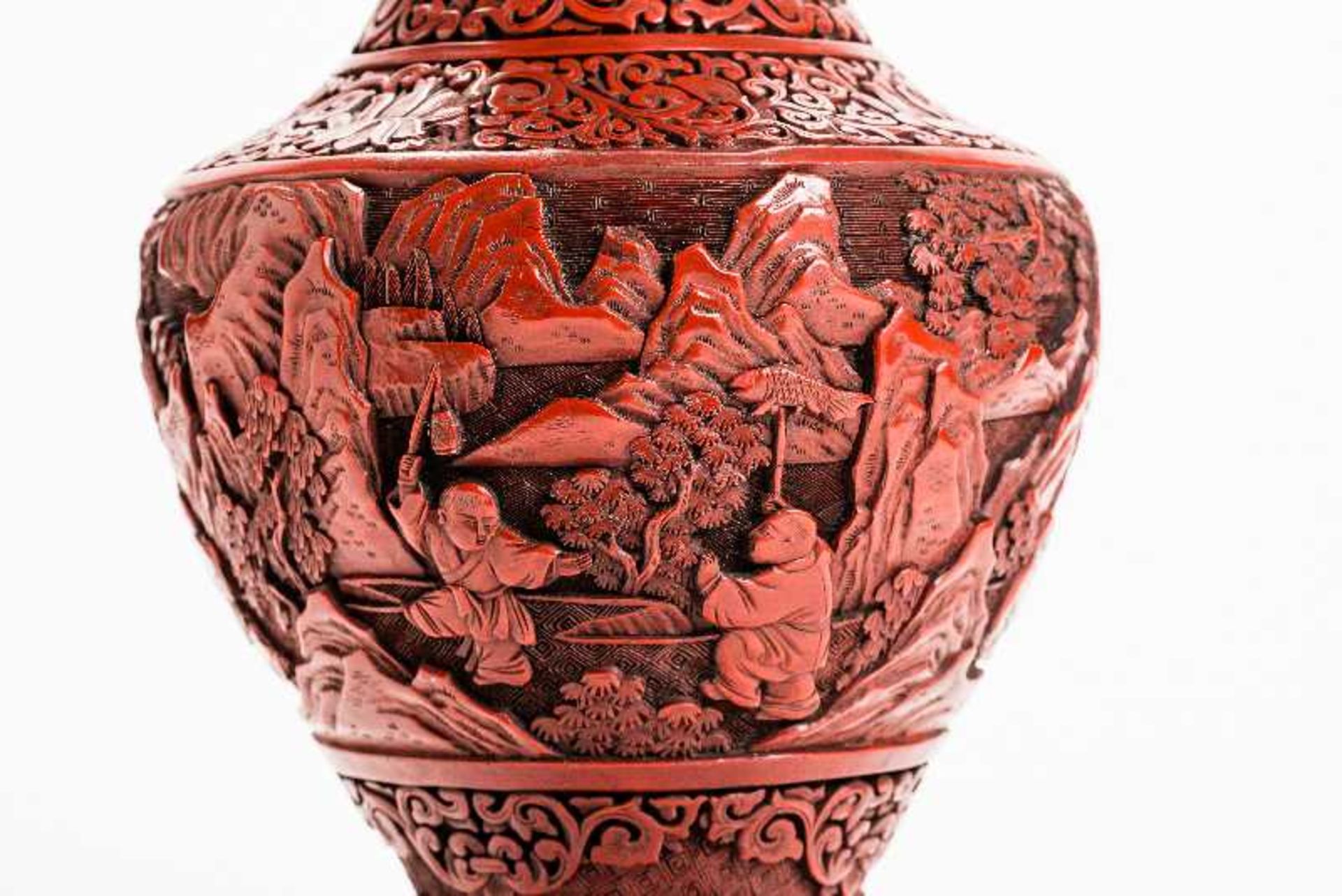 VASE MIT GESCHNITZTEM ROTLACK Rotlack, Metall. China, Qing-Dynastie (1644 – 1911) Sehr dicht mit - Image 7 of 8