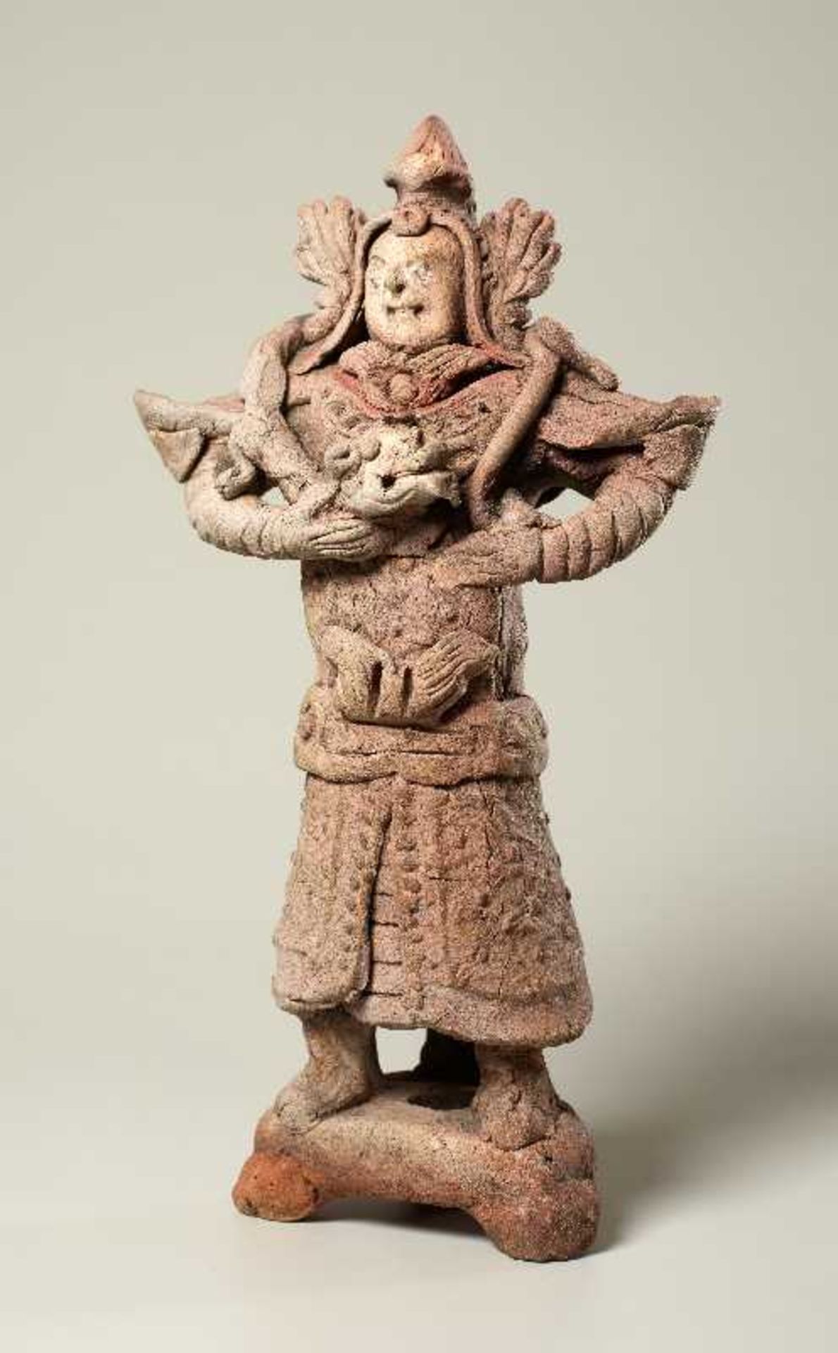 TRUTZIGER GRABWÄCHTER MIT SCHLANGE Terrakotta. China, Yuan-Dynastie (ca. 14. Jh.) Witzig geformt, - Image 2 of 6