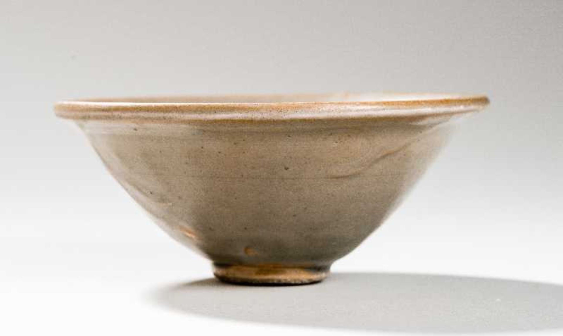 TIEFE YAOZHOU- SCHALEGlasiertes Steinzeug. China, Jin-Dynastie, ca. 13. Jh.Trichterartige, teils - Image 7 of 7