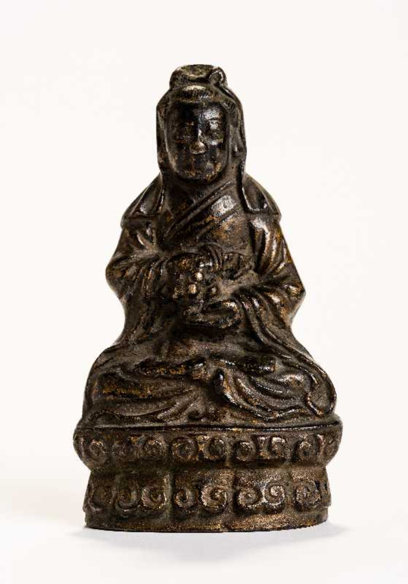 SITZENDE GÖTTIN GUANYIN Bronze. China, Qing, ca. 17. bis 18. Jh. Mit rückseitiger Inschrift. Eine