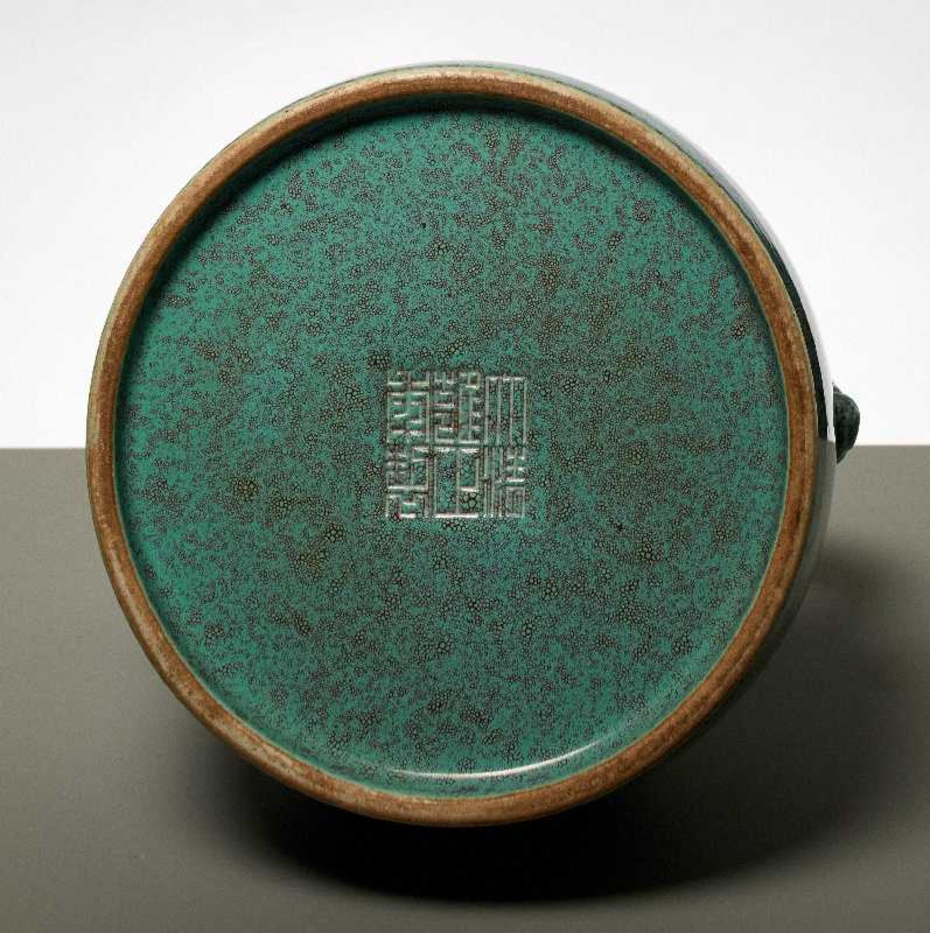TÜRKISFARBENE HENKELVASE MIT ROBIN EGG’S GLASUR Steingut. China, Qing, Guangxu (1873 - 1908) Gut - Bild 5 aus 5