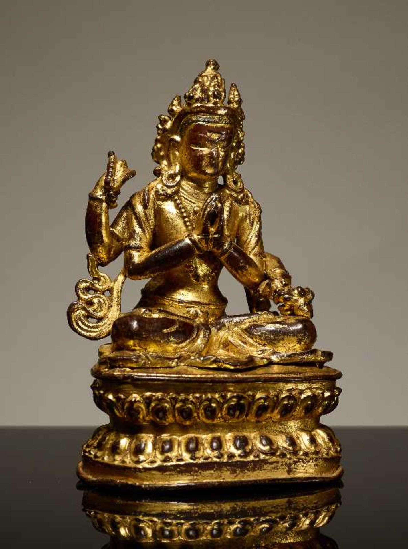 SHADAKSHARI LOKESHVARA Vergoldete Bronze. Tibet, ca. 18. bis 19. Jh. Der vierarmige Bodhisattva