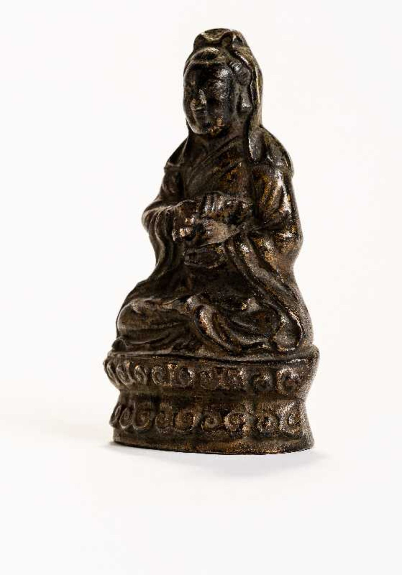 SITZENDE GÖTTIN GUANYIN Bronze. China, Qing, ca. 17. bis 18. Jh. Mit rückseitiger Inschrift. Eine - Image 2 of 5