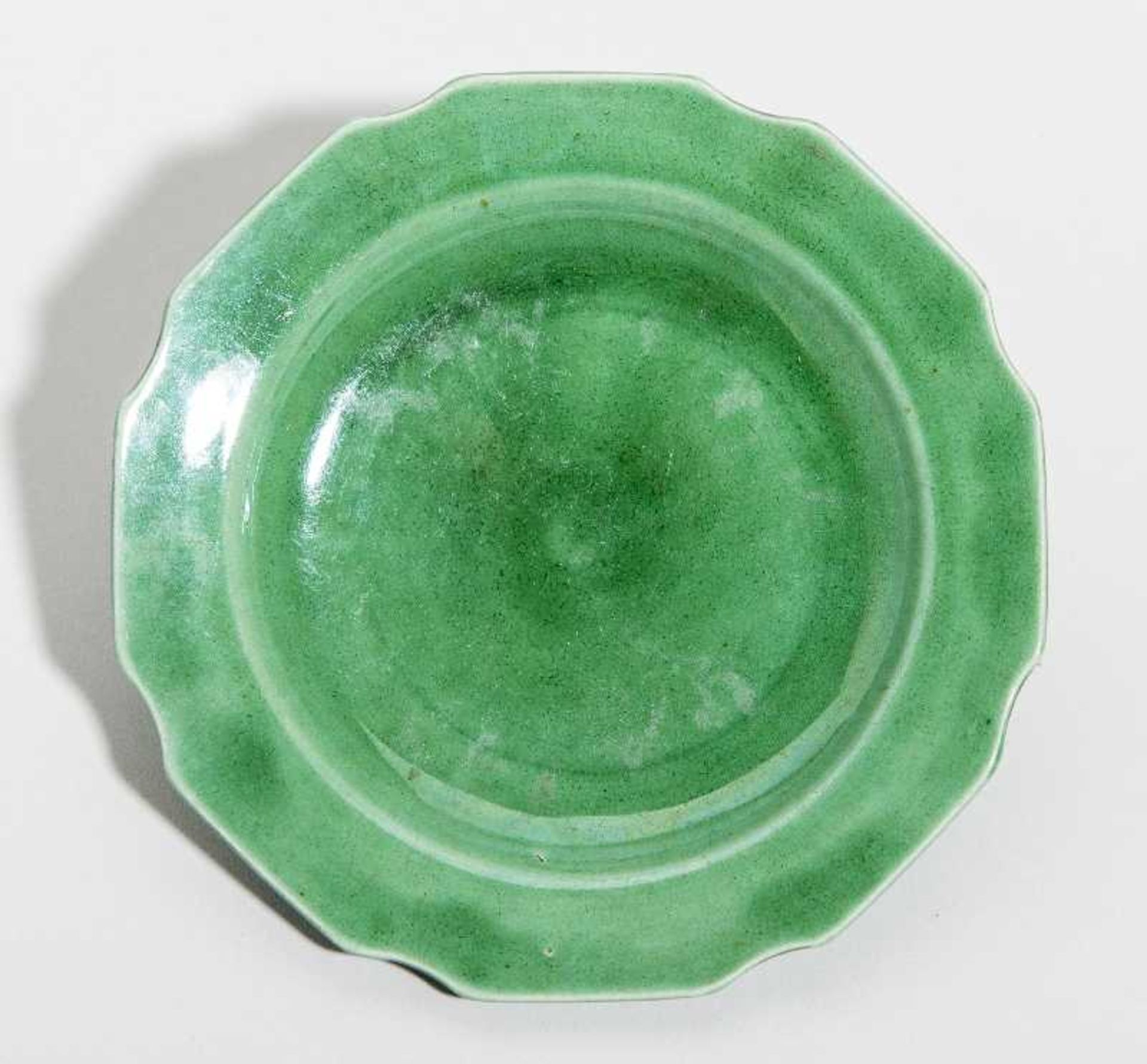 KLEINER TELLER Grün glasiertes Porzellan. China, Qing-Dynastie, 19. Jh. Oktogonaler Rand, jeweils - Bild 2 aus 4