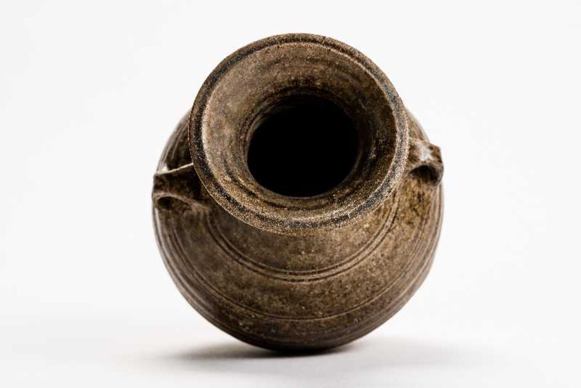 HU-VASE MIT HENKELNGlasierte Keramik. China, Streitende Reiche bis Westl. Han, ca. 3. bis 2. Jh. - Image 3 of 5
