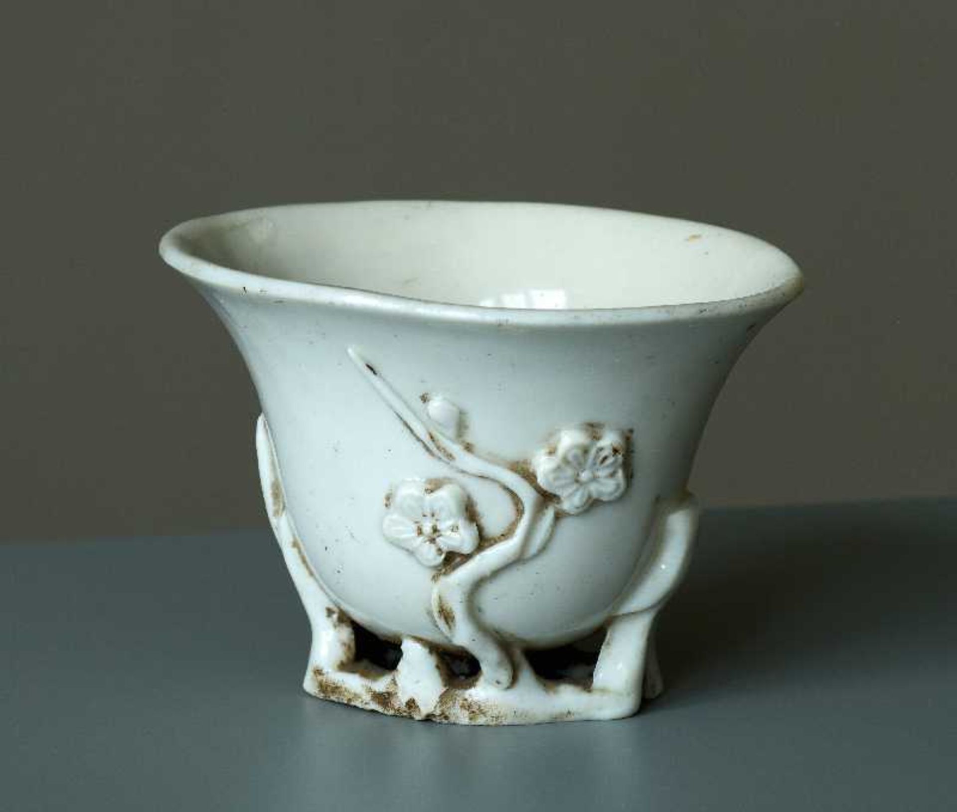 KLEINER BECHER Blanc de Chine-Porzellan. China, Qing-Dynastie Miniaturbecher in ovaler, - Image 2 of 5