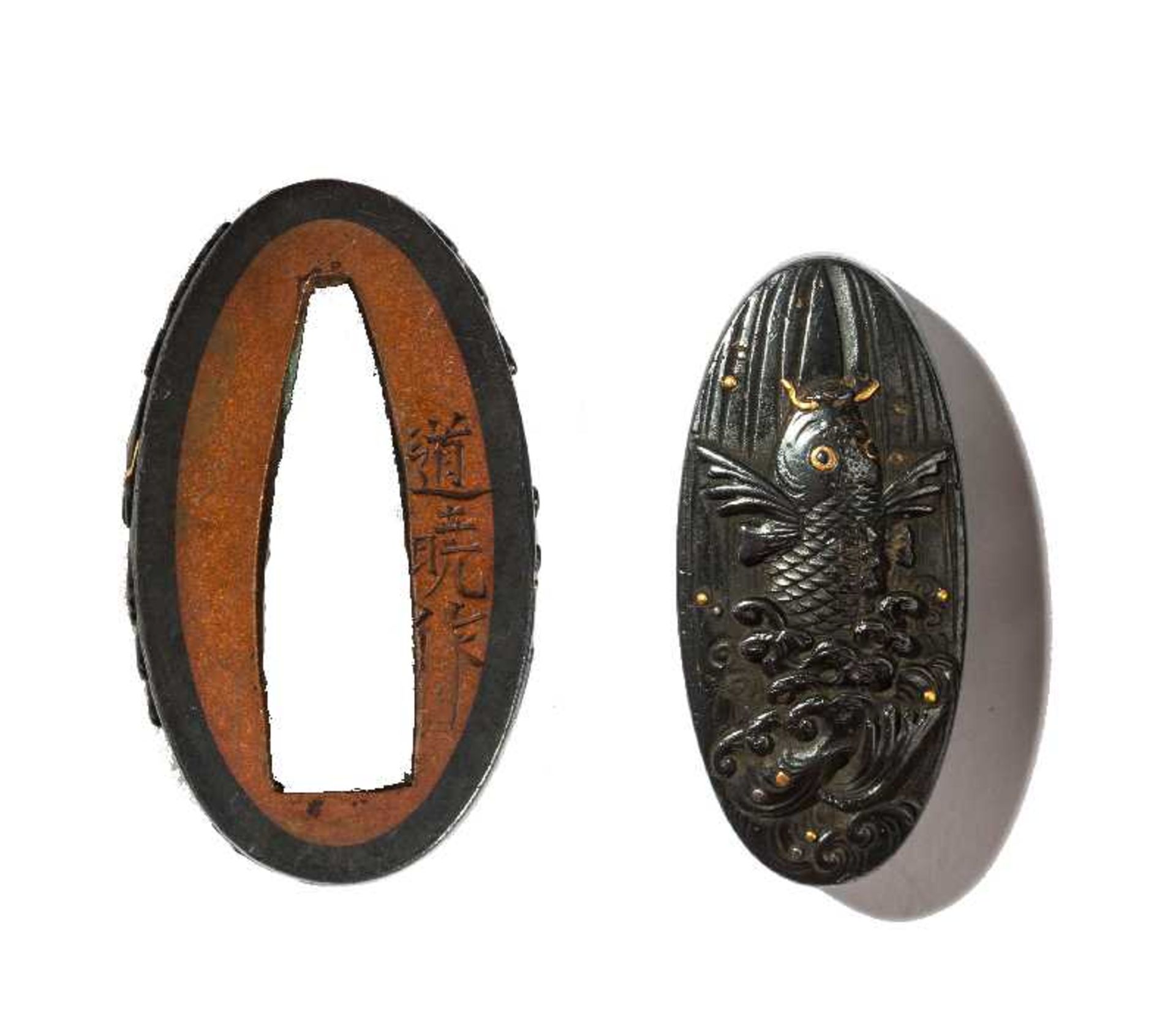 MICHITOSHI: FUCHI-KASHIRA MIT KARPFEN Kupfer, Shakudo und Gold. Japan, GRÖSSE (F) 3,25 CM, (K) 3,5 - Bild 2 aus 3