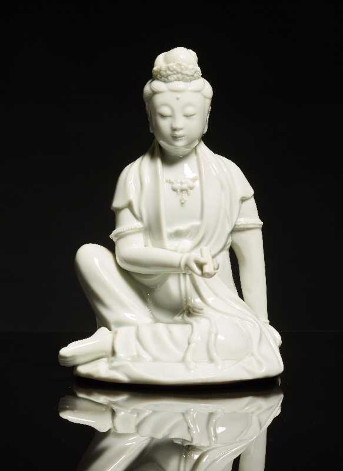 GÖTTIN GUANYINBlanc de Chine-Porzellan. China, Qing, ca. 18. Jh.Eine besonders feminin betonte