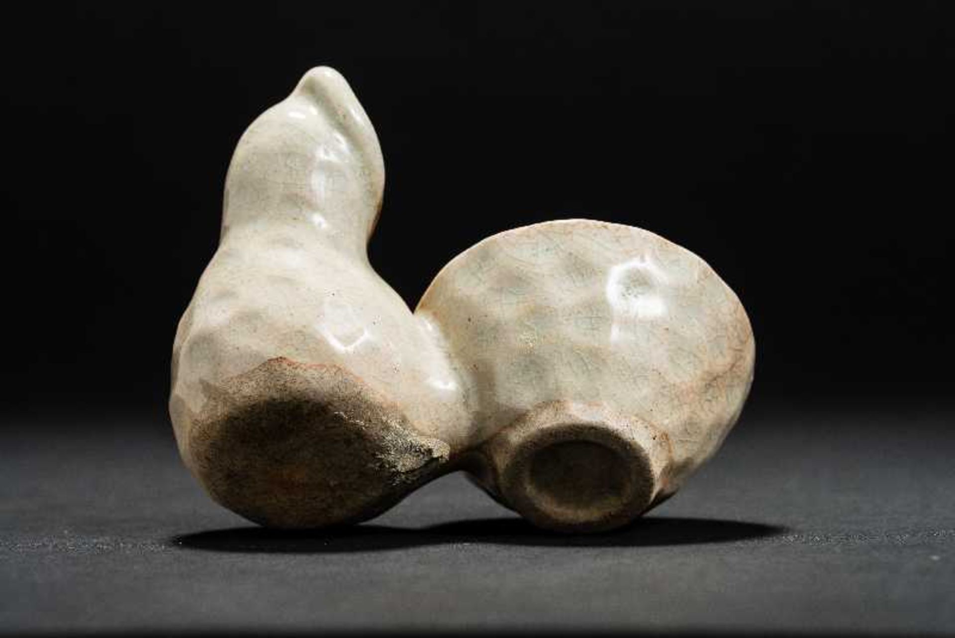 WASSERTROPFER UND WASSERSCHALEGlasiertes Steinzeug. China, späte Qing-Dynastie bis RepublikEin - Image 3 of 3