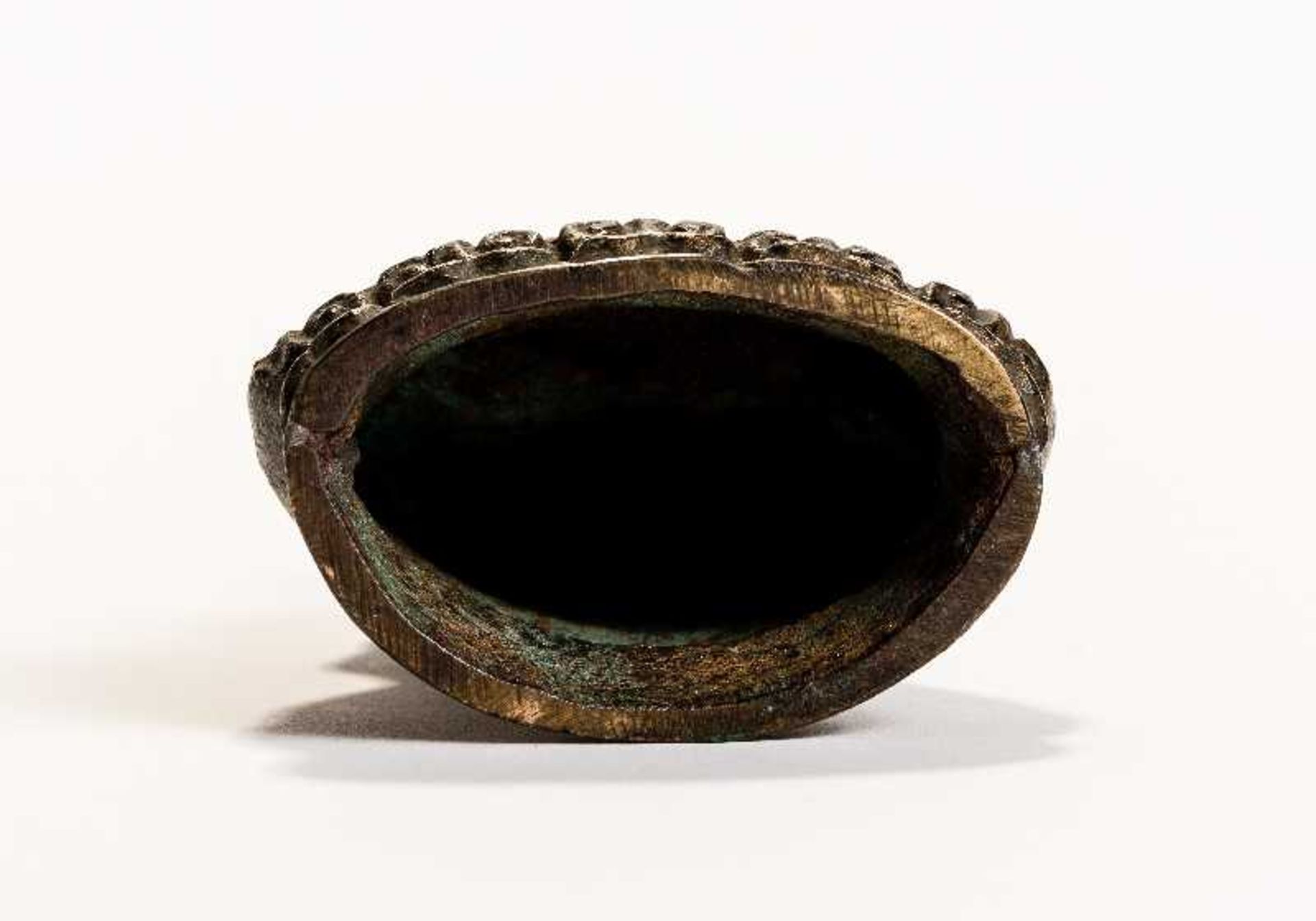 SITZENDE GÖTTIN GUANYIN Bronze. China, Qing, ca. 17. bis 18. Jh. Mit rückseitiger Inschrift. Eine - Bild 5 aus 5