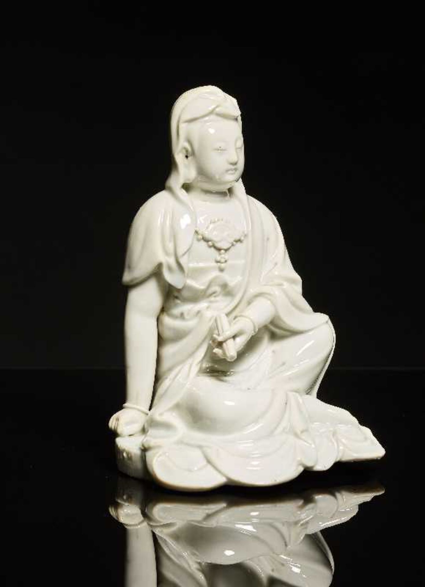 GÖTTIN GUANYINBlanc de Chine-Porzellan. China, Qing, ca. 18. Jh.Sitzende Guanyin, die dem - Image 2 of 7