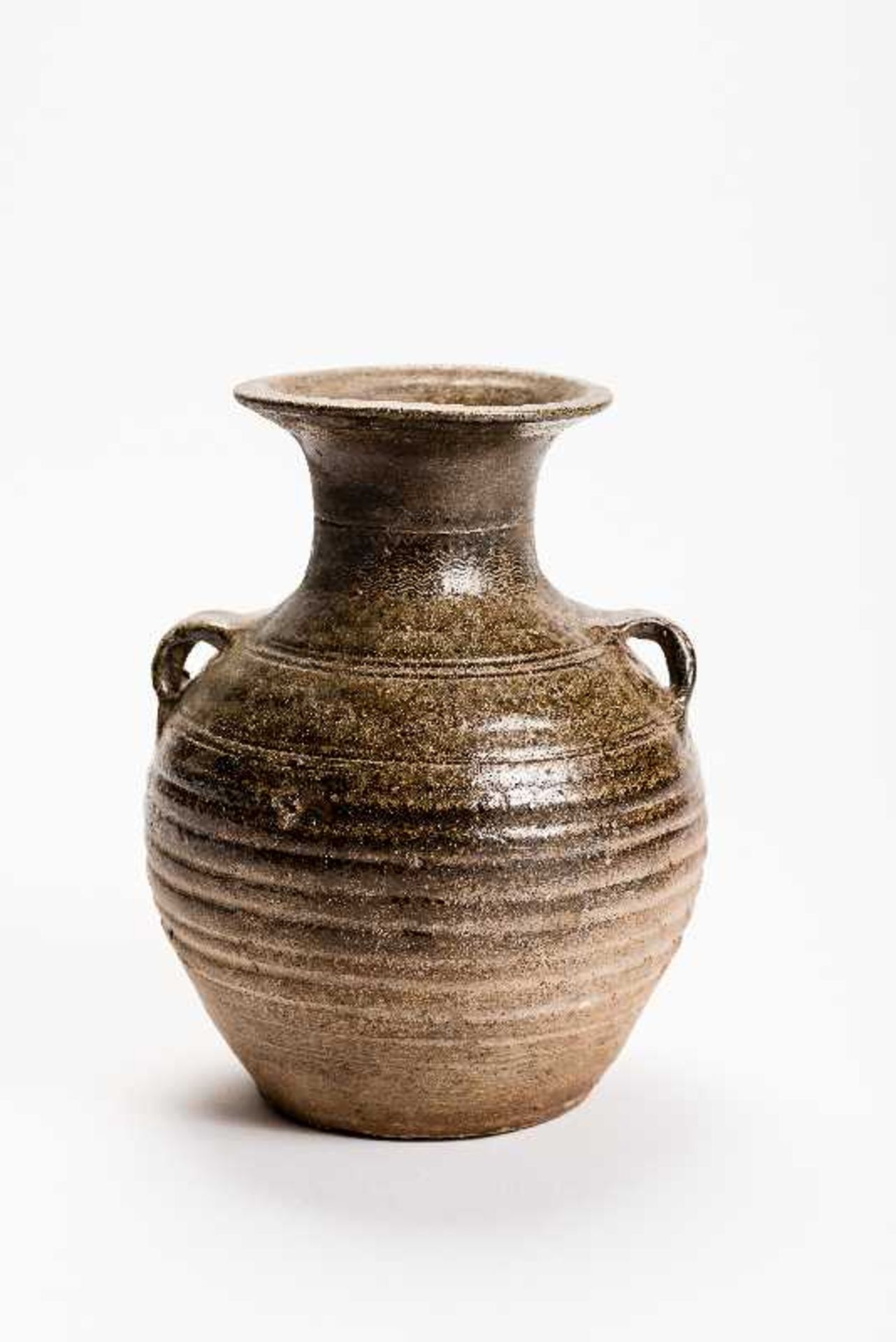 HU-VASE MIT HENKELNGlasierte Keramik. China, Streitende Reiche bis Westl. Han, ca. 3. bis 2. Jh. - Bild 5 aus 5