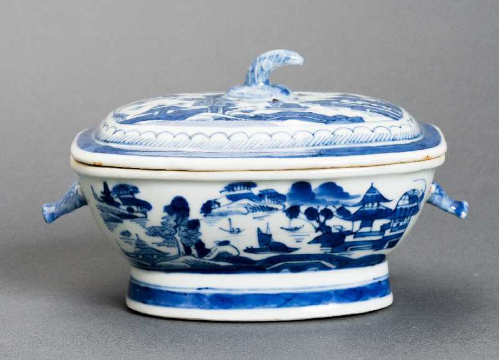 DECKELSCHALE Blauweiß-Porzellan. China, Qing-Dynastie, 19. Jh. Diese sehr ansprechende oval-