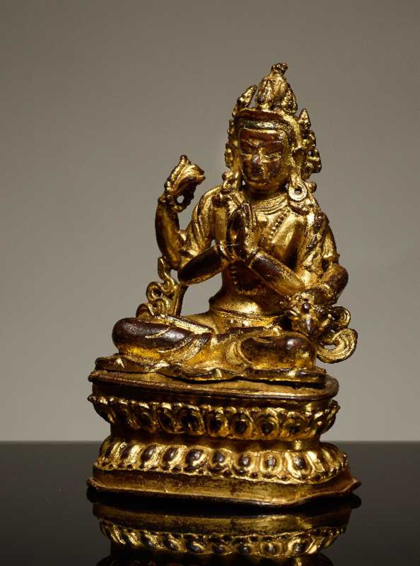 SHADAKSHARI LOKESHVARA Vergoldete Bronze. Tibet, ca. 18. bis 19. Jh. Der vierarmige Bodhisattva - Image 3 of 7