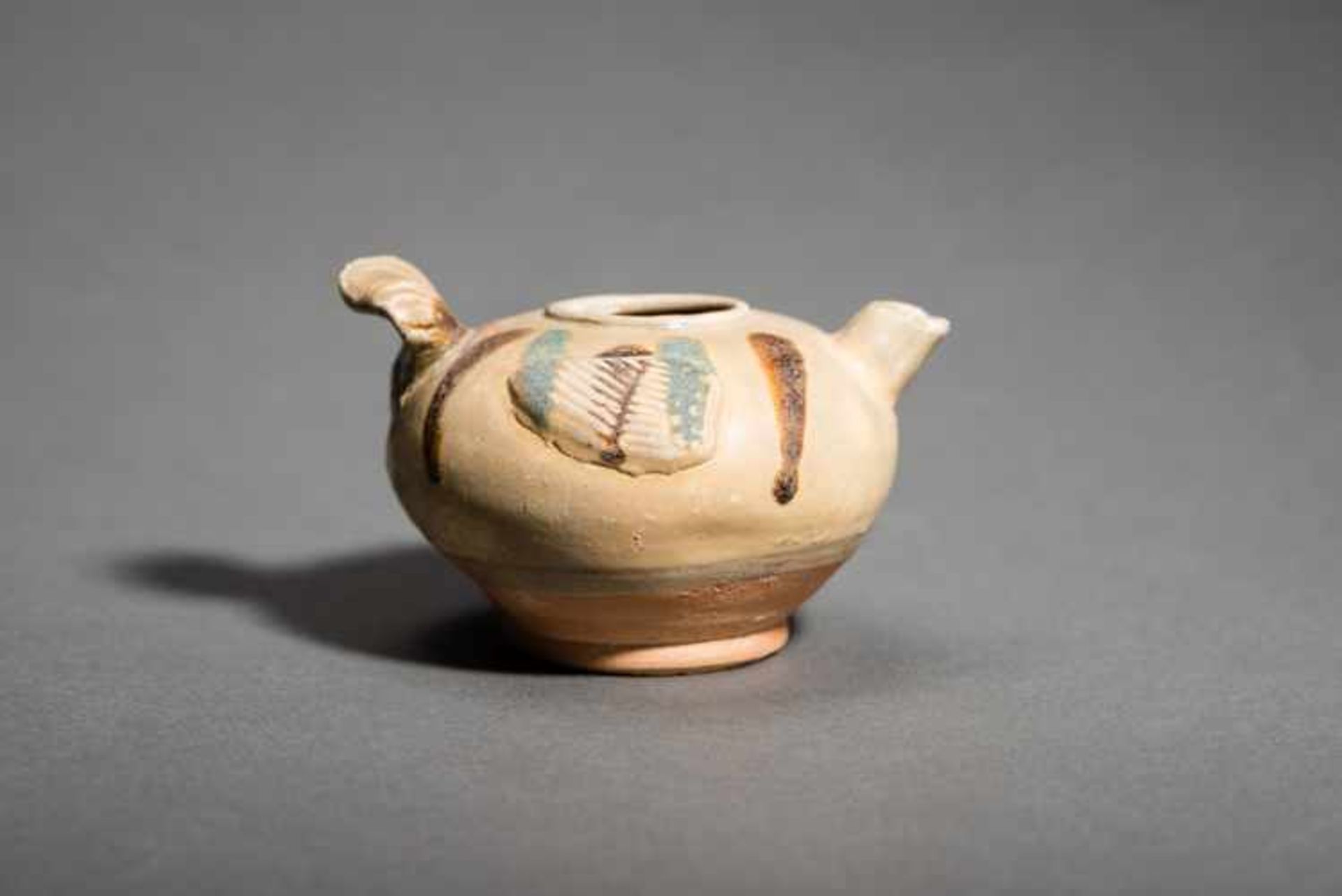 TÖPFCHEN MIT AUSGUSSGlasierte Changsha-Keramik. China, Tang, ca. 9. -10. Jh.Eine typische Changsha- - Image 7 of 7