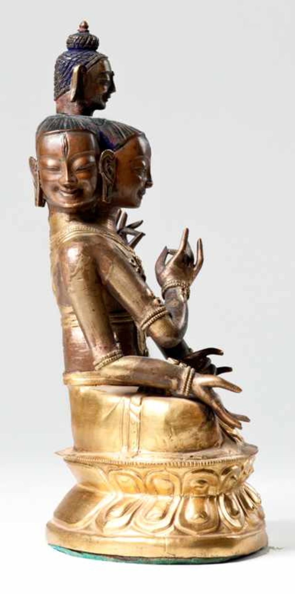 DREIKÖPFIGER BODHISATTVA MIT DEM KOPF DES BUDDHA Feuervergoldete Bronze. Sinomongolisch, 18. Jh. - Image 4 of 8