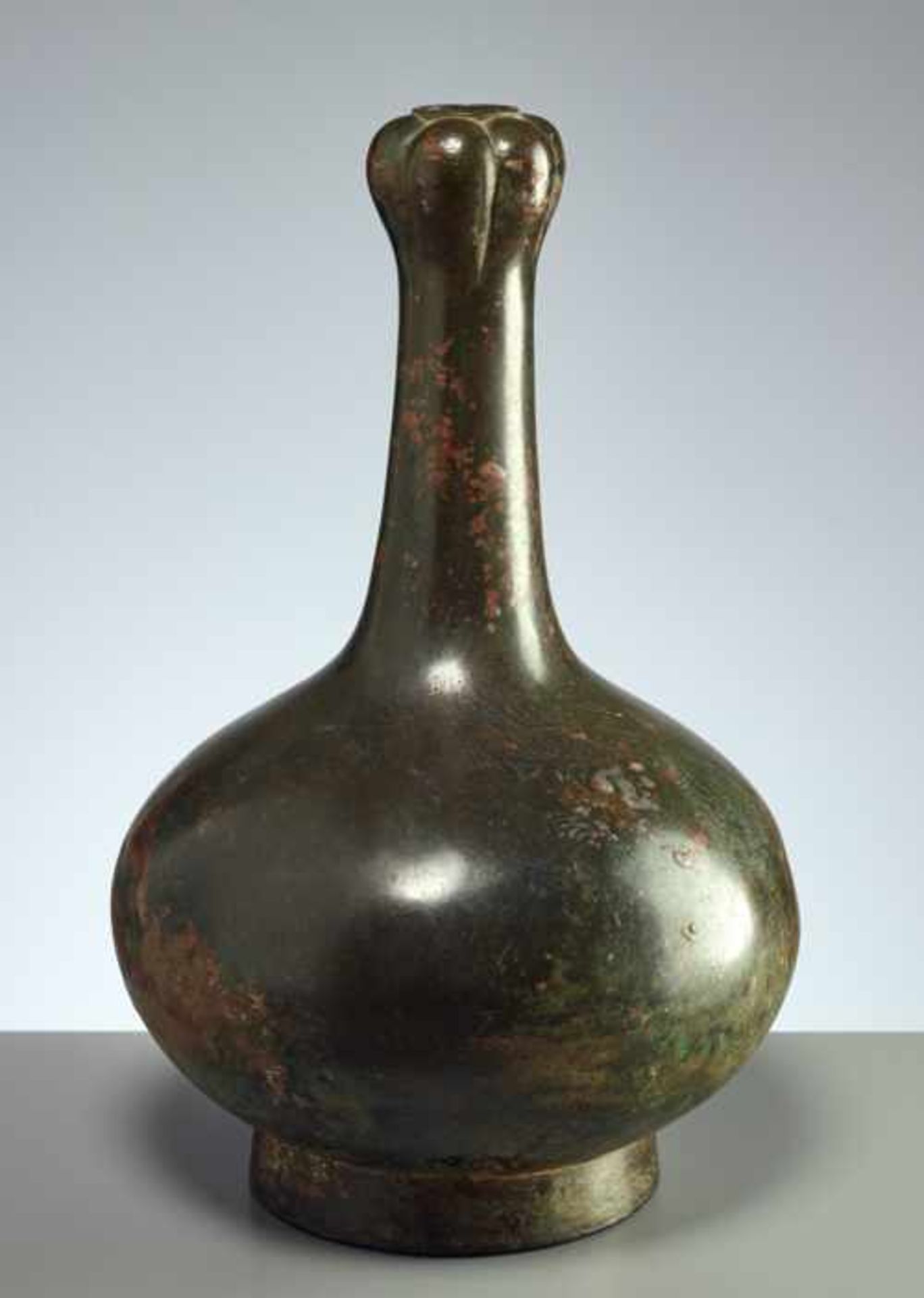 BRONZEVASE Bronze. China, Han-Dynastie (206 vor - 220 nach) Eine ausgesprochen formschön gebildete - Image 7 of 7