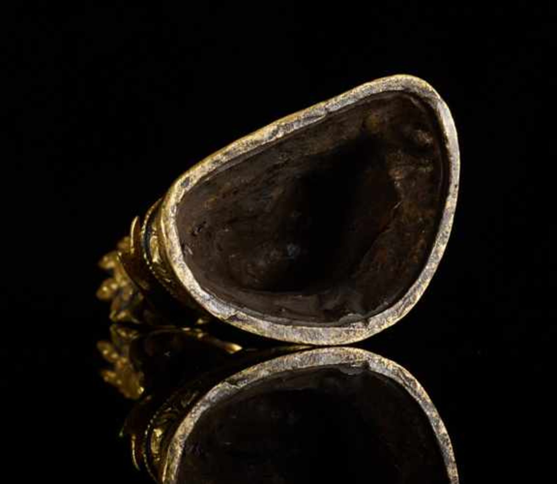 DER LANGLEBENSBUDDHA AMITAYUS Feuervergoldete Bronze. Sinotibetisch, 18. Jh. Amitayus ist eine - Image 6 of 6
