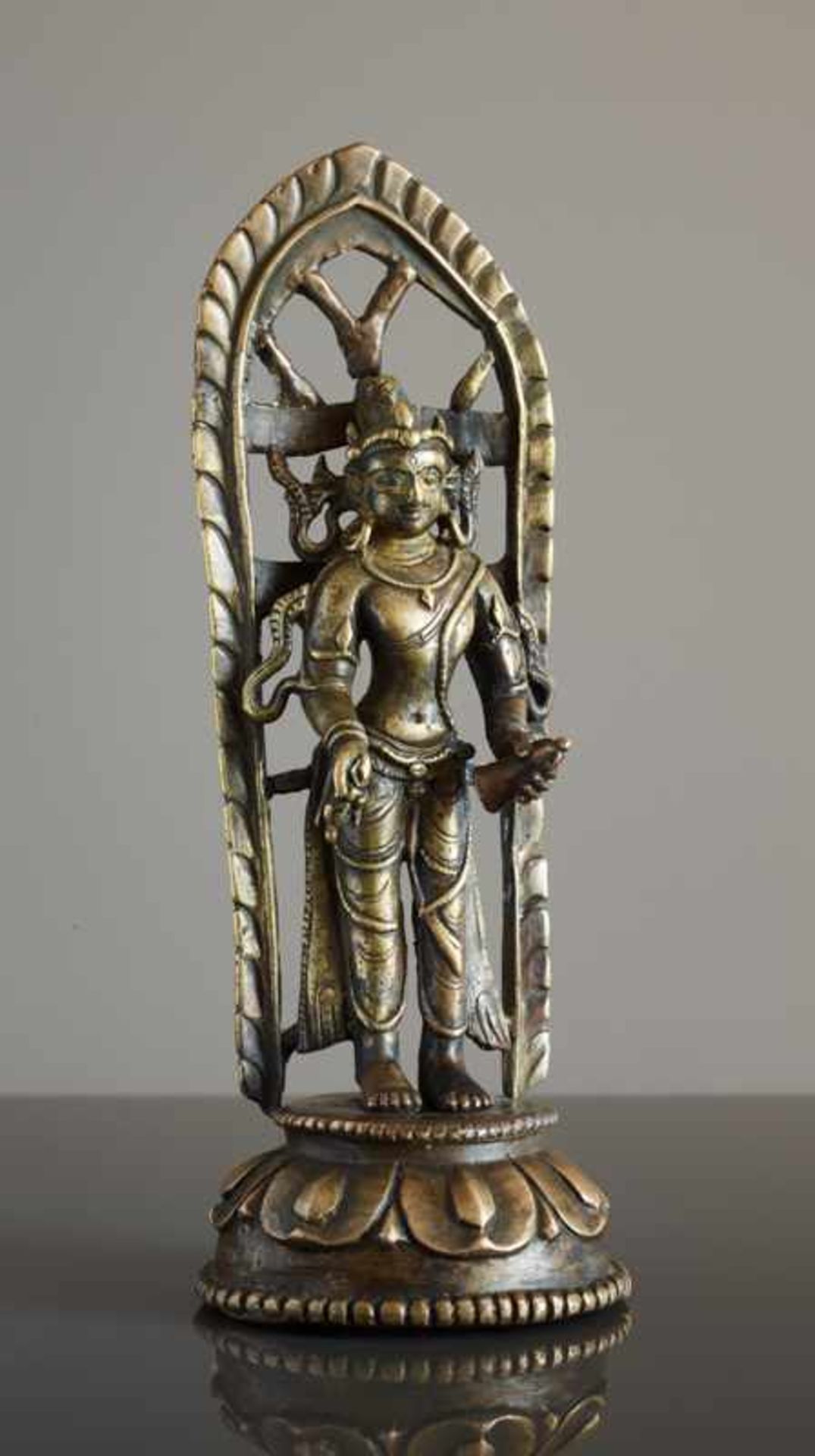 DER URBUDDHA VAJRASATTVA Bronze. Westlicher Himalaya, ca. 12. Jh. In dieser außerordentlich frühen