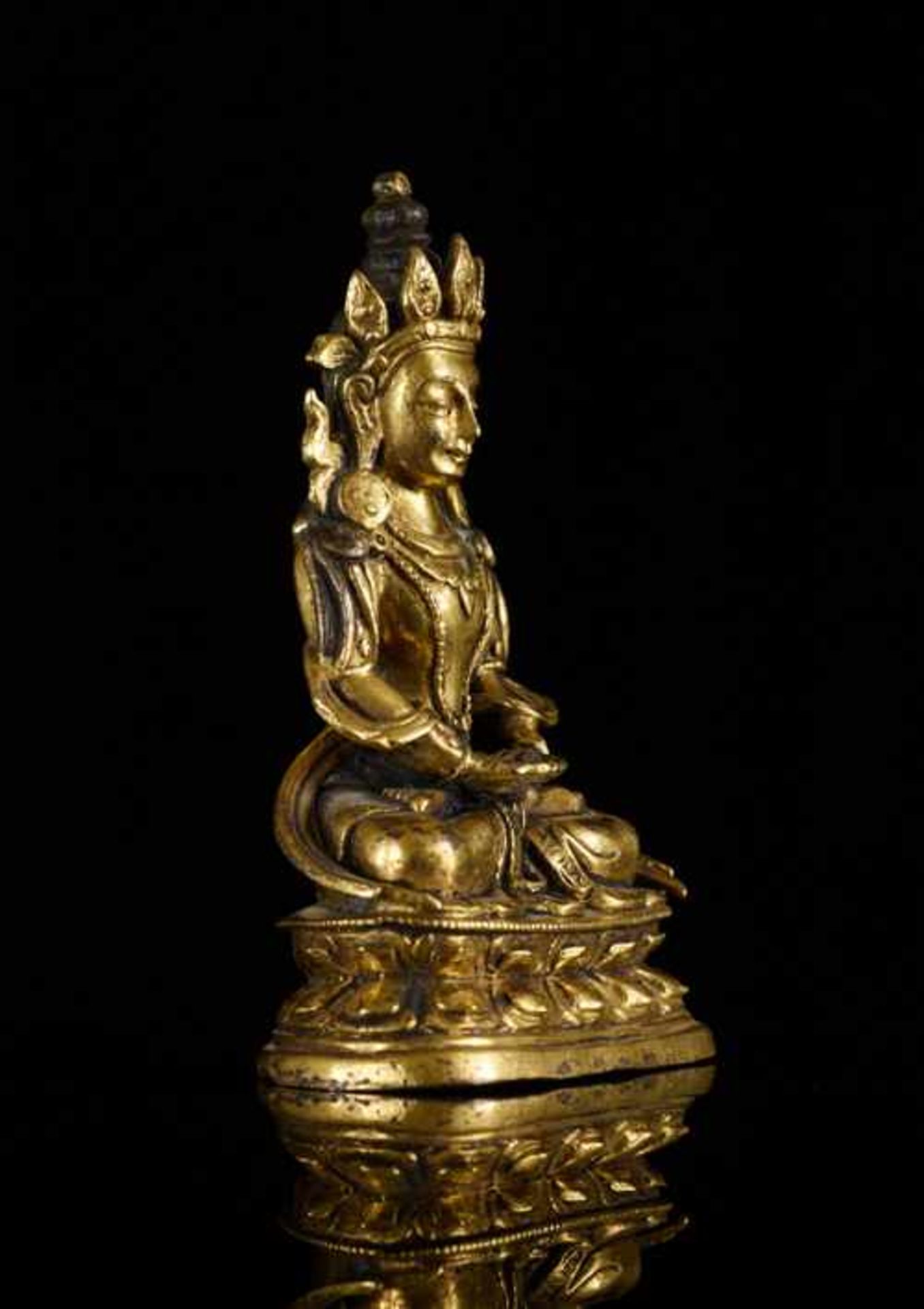 DER LANGLEBENSBUDDHA AMITAYUS Feuervergoldete Bronze. Sinotibetisch, 18. Jh. Amitayus ist eine - Image 4 of 6