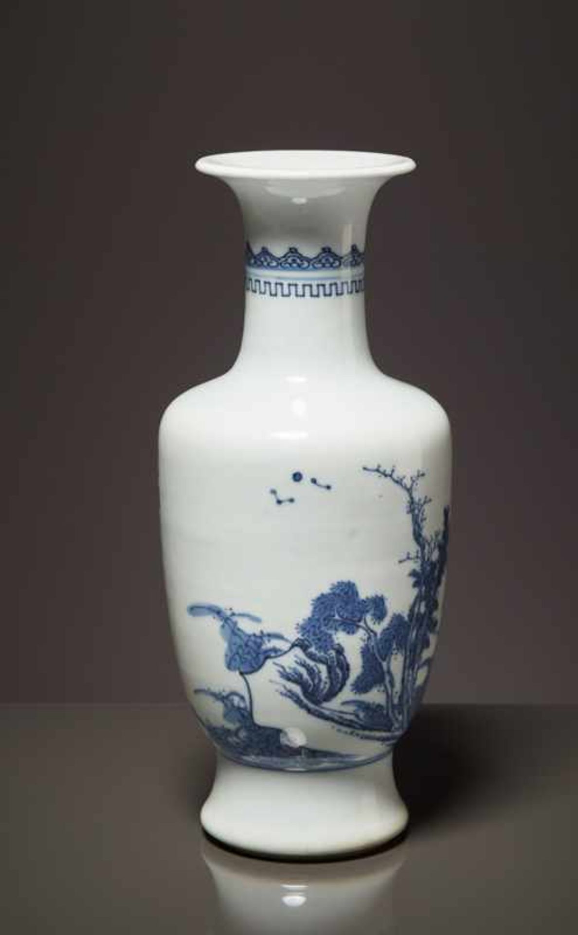 VASE MIT FISCHERKÄHNEN Blauweiß-Porzellan. China, späte Qing bis Republik, vermutlich 19. bis 1. - Image 6 of 8