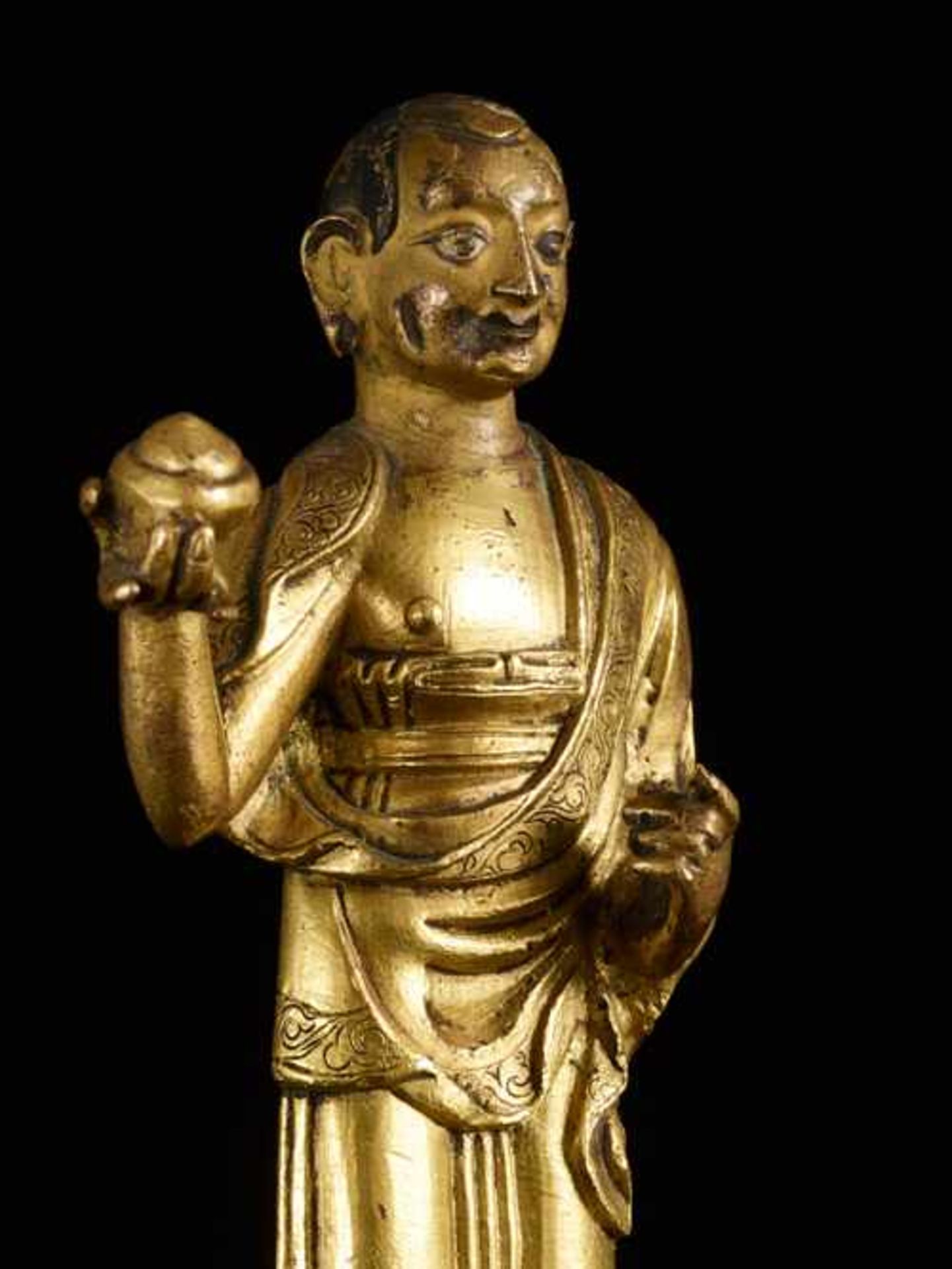 DER BUDDHISTISCHE HEILIGE SHARIPUTRA Bronze mit Feuervergoldung. Tibet, ca. 18. Jh. Eine - Image 7 of 7