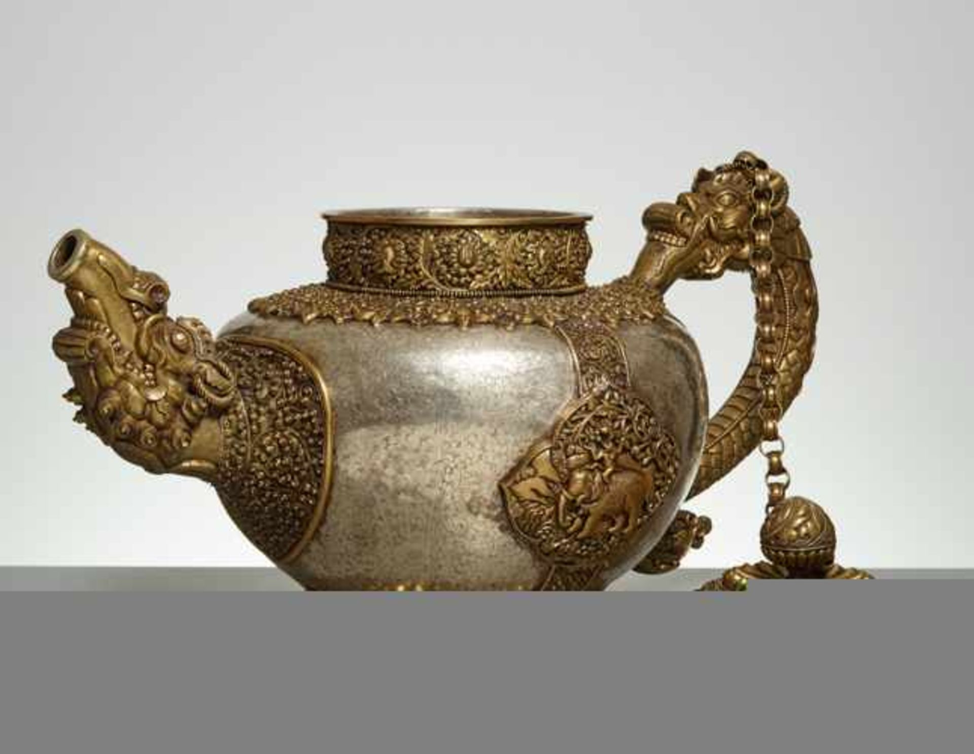 GROSSES, PRÄCHTIG AUSGEFÜHRTES KULTGEFÄSSSilber und Gelbbronze. Tibet, 19. Jh.Ein museales, imposant - Image 2 of 8