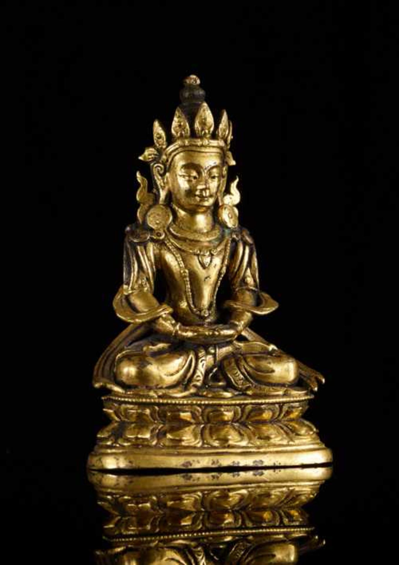 DER LANGLEBENSBUDDHA AMITAYUS Feuervergoldete Bronze. Sinotibetisch, 18. Jh. Amitayus ist eine - Image 3 of 6