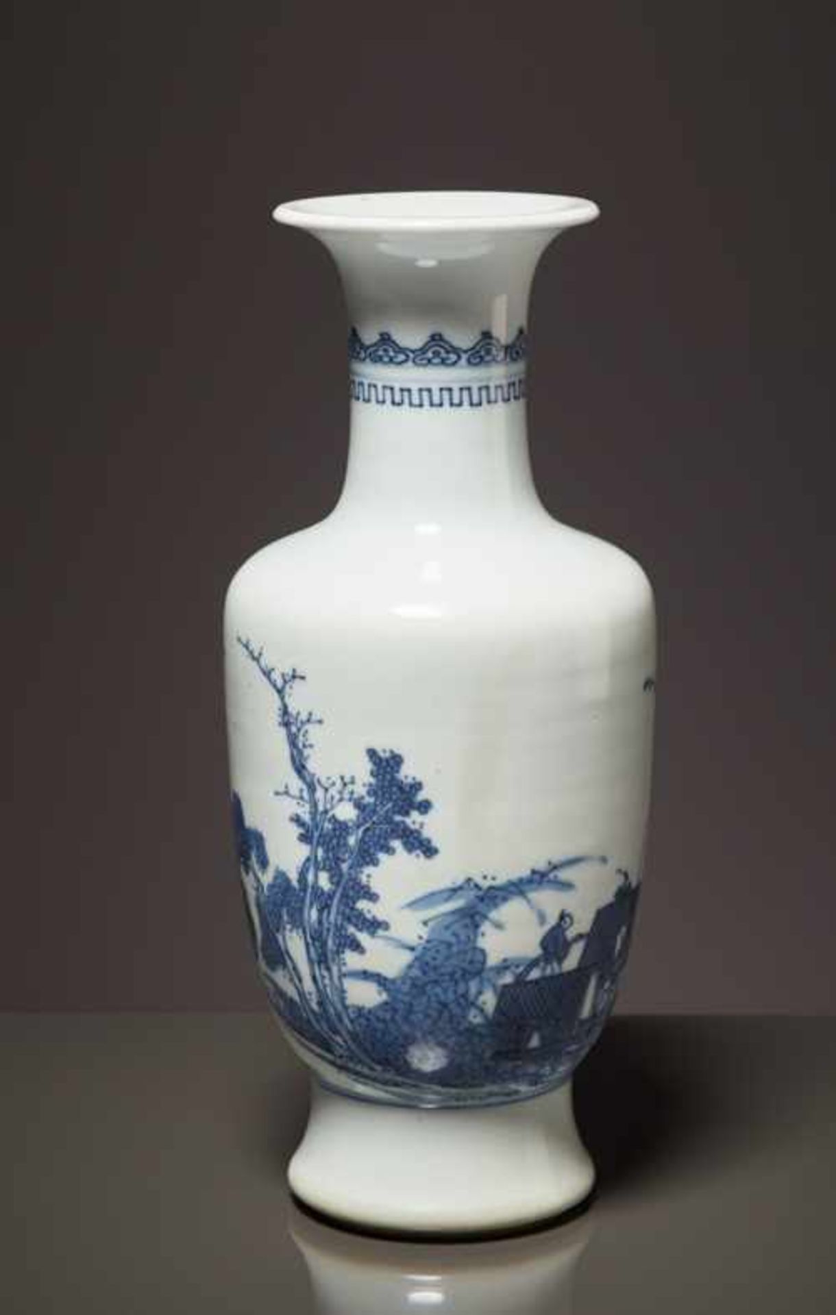 VASE MIT FISCHERKÄHNEN Blauweiß-Porzellan. China, späte Qing bis Republik, vermutlich 19. bis 1.