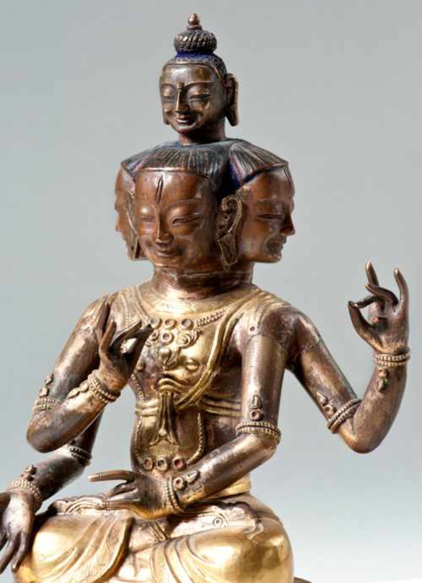 DREIKÖPFIGER BODHISATTVA MIT DEM KOPF DES BUDDHA Feuervergoldete Bronze. Sinomongolisch, 18. Jh. - Image 7 of 8